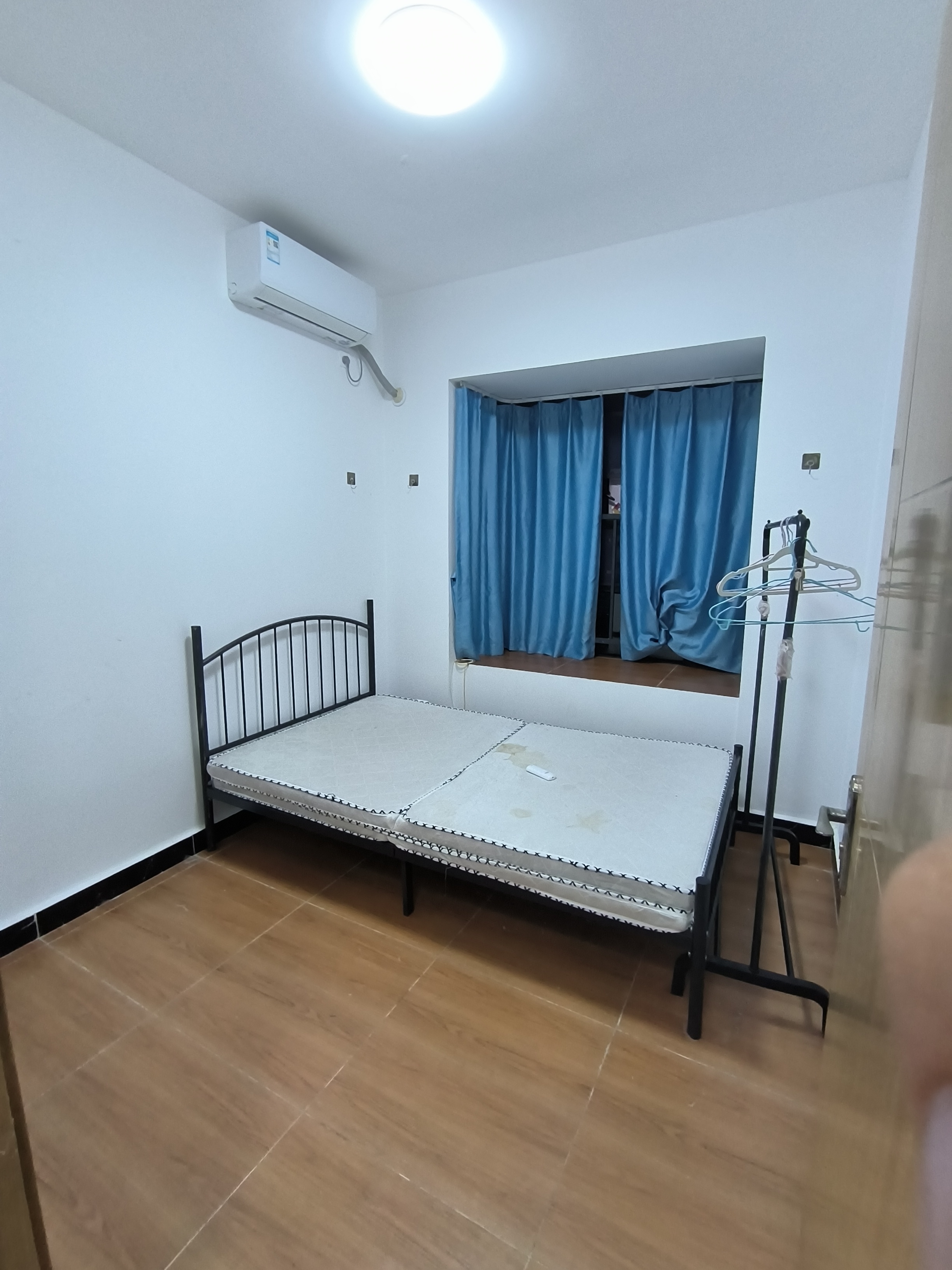 坡博家园一区  4室2厅2卫   2700.00元/月室内图