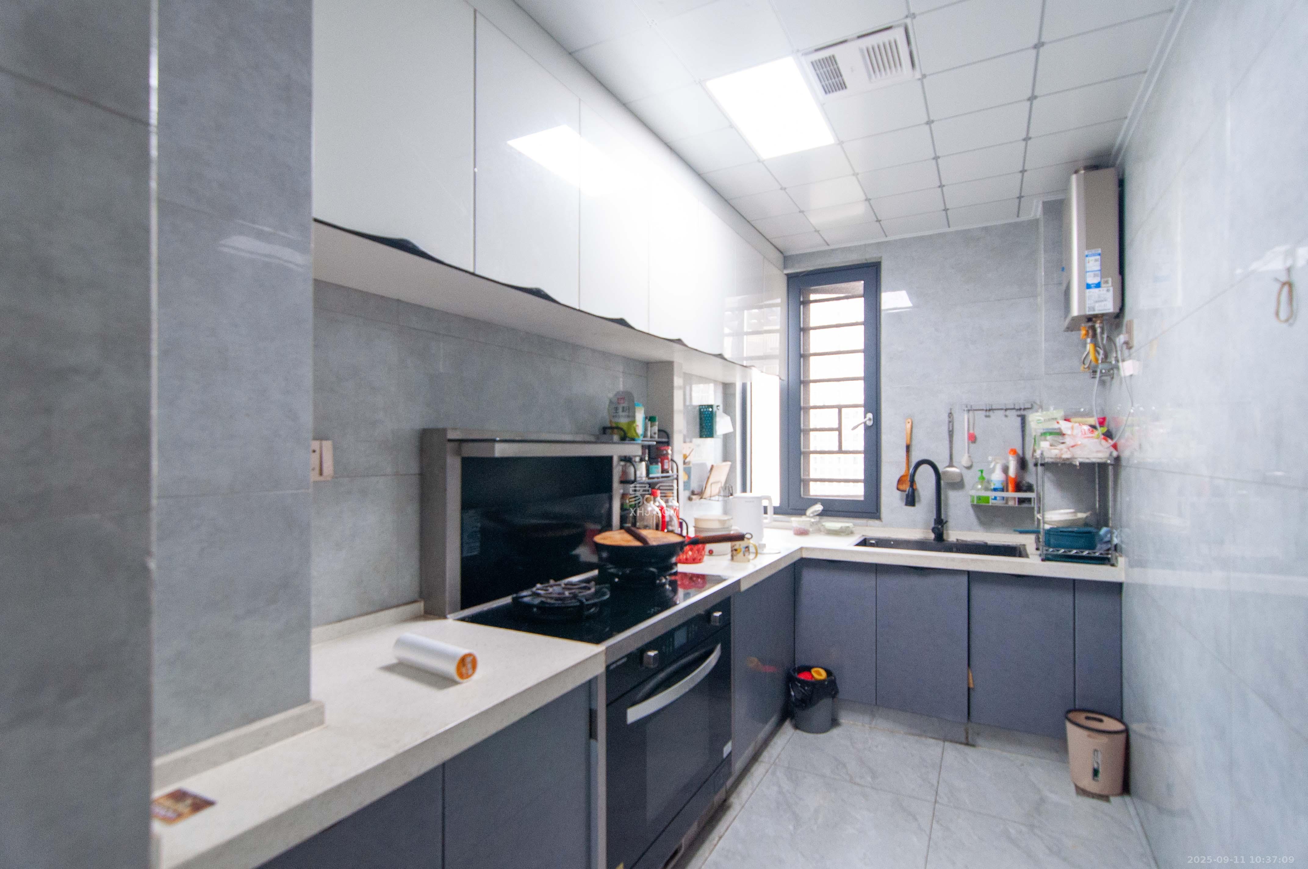 麓谷加州阳光  3室2厅2卫    100.0万 麓谷加州阳光  3室2厅2卫    100.0万厨房