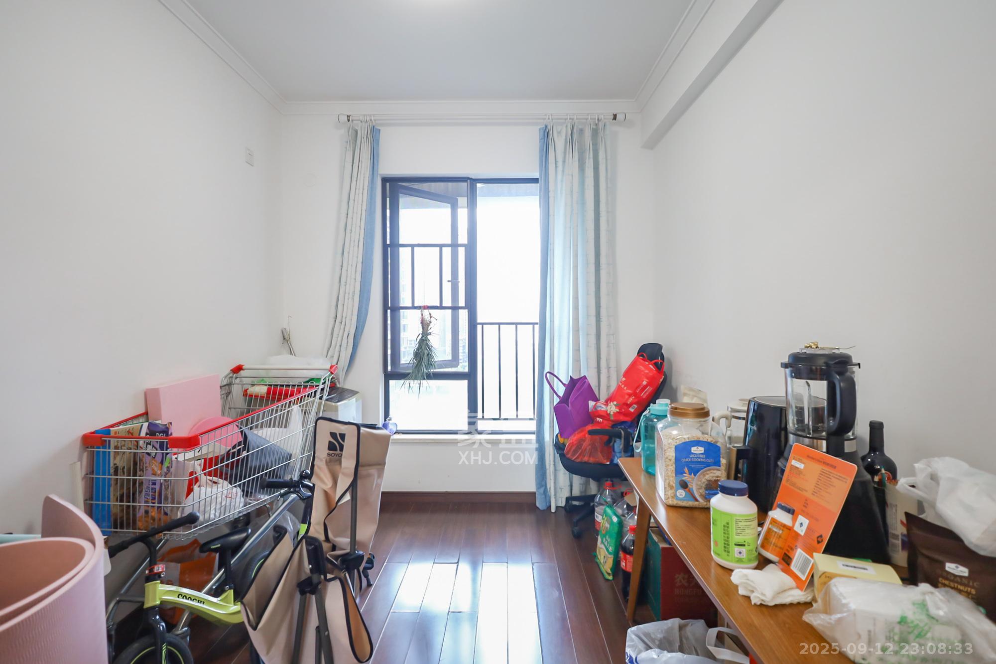 万科里金域国际  4室2厅2卫    246.0万卧室