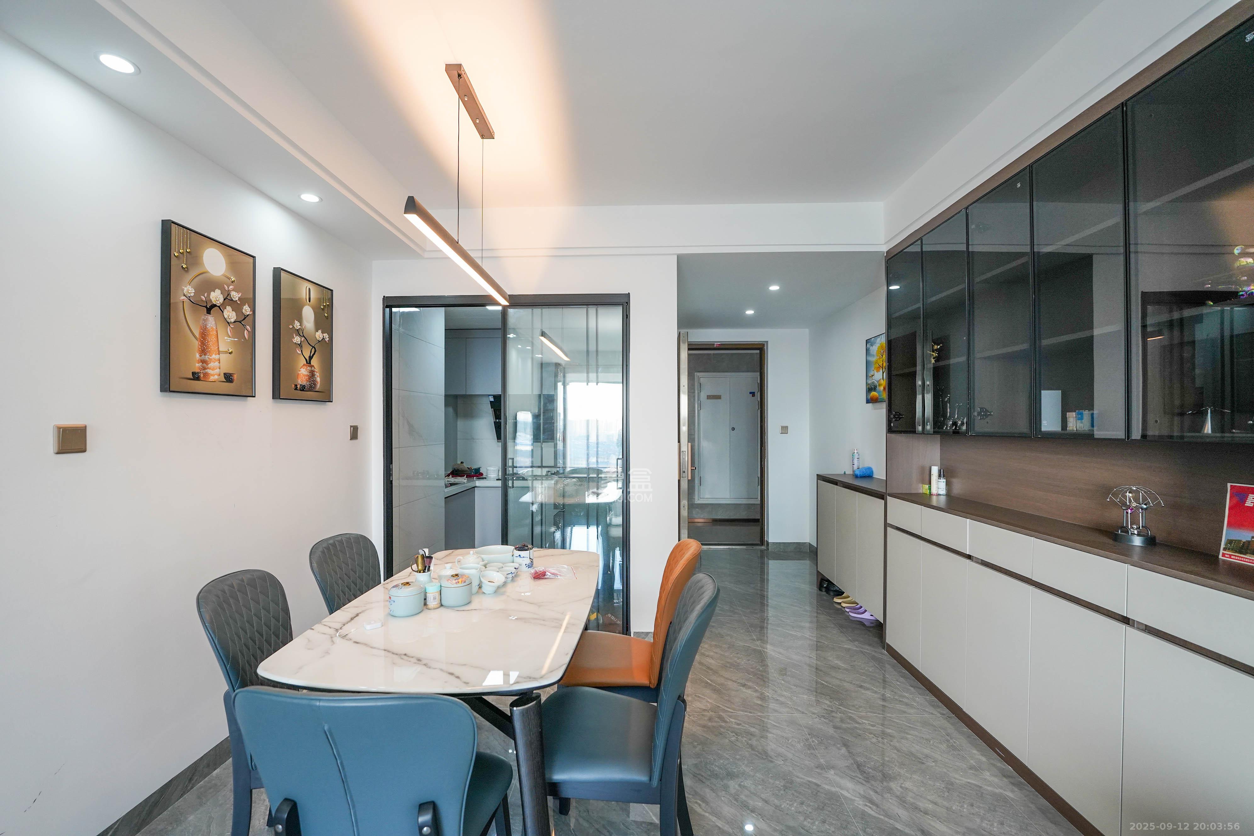 旭辉雨金广场 3室2厅2卫 108.0万 旭辉雨金广场 3室2厅2卫 108.0万客厅