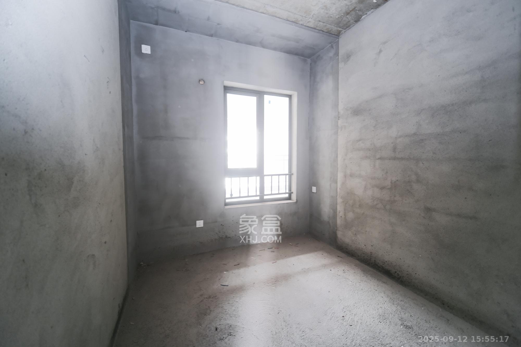 荣盛城  4室2厅2卫    73.0万卧室