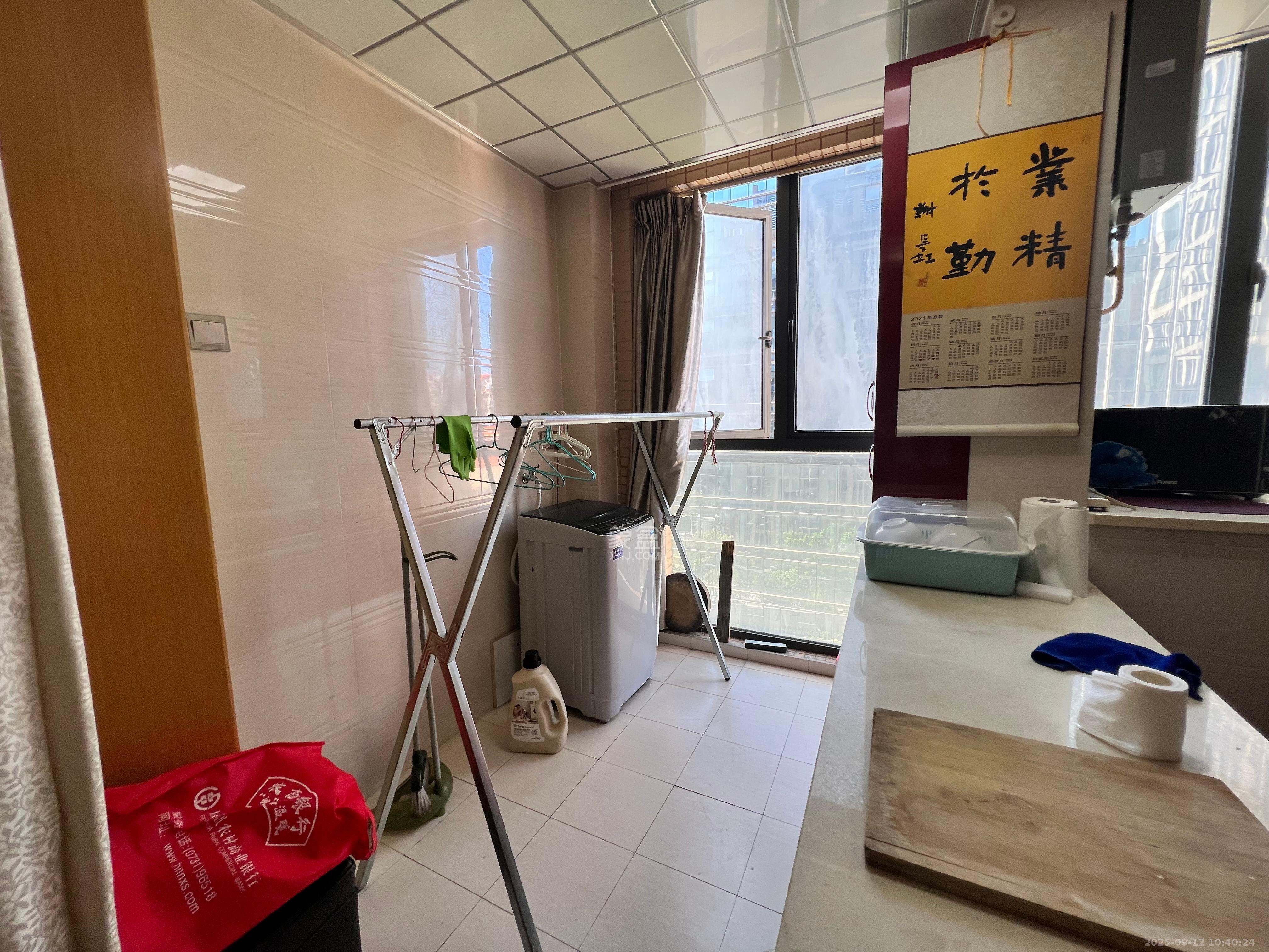 中城丽景香山园  1室1厅1卫    1600.0元/月 中城丽景香山园  1室1厅1卫    1600.0元/月室内图