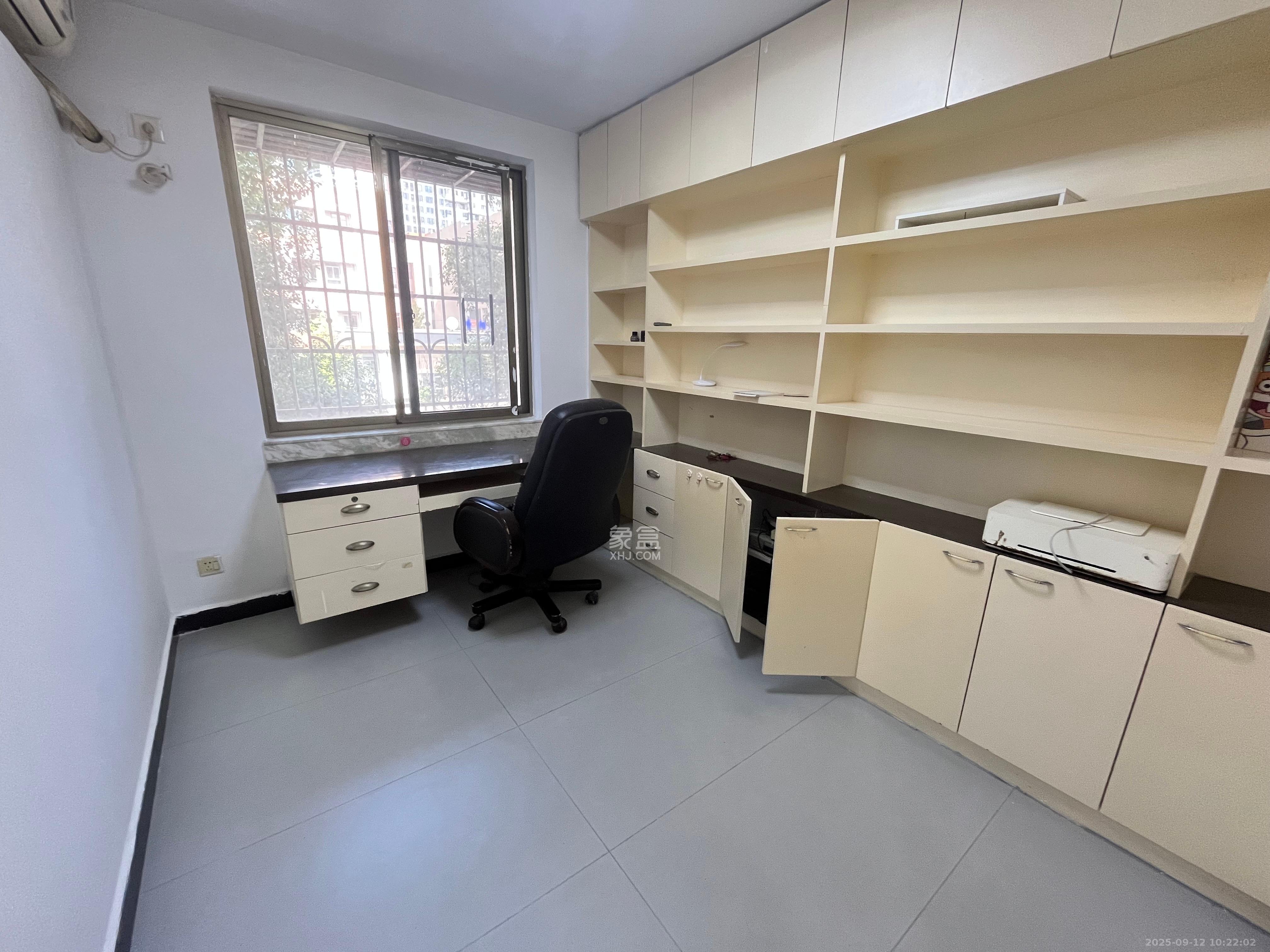 周南生活园 4室2厅2卫 2200.0元/月 周南生活园 4室2厅2卫 2200.0元/月室内图