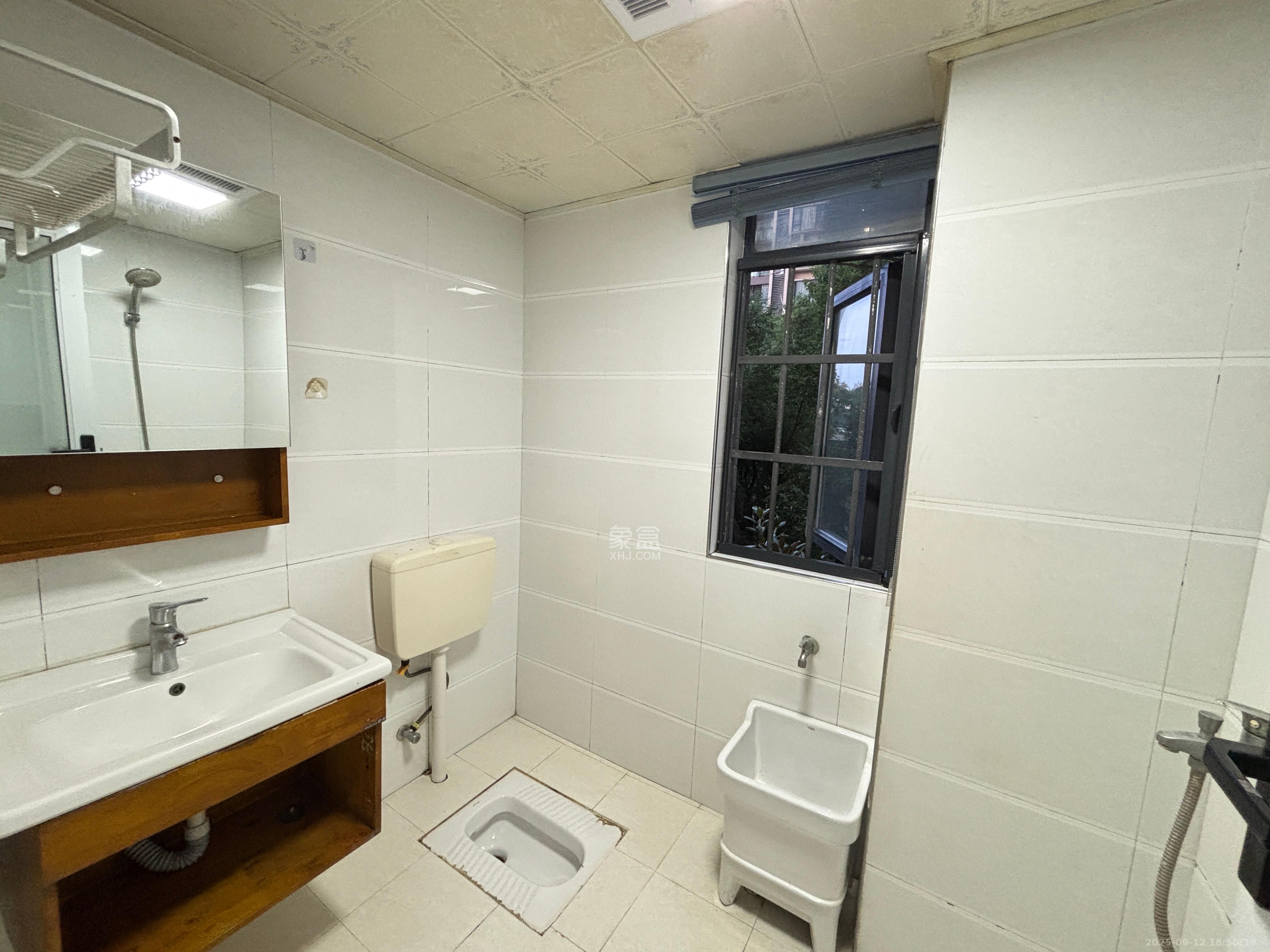 蓝山郡  3室2厅2卫    2300.0元/月 蓝山郡  3室2厅2卫    2300.0元/月室内图