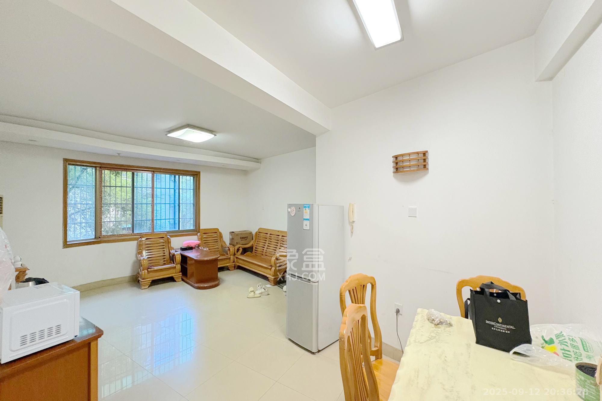 西南明苑  3室2厅2卫   82.50万客厅