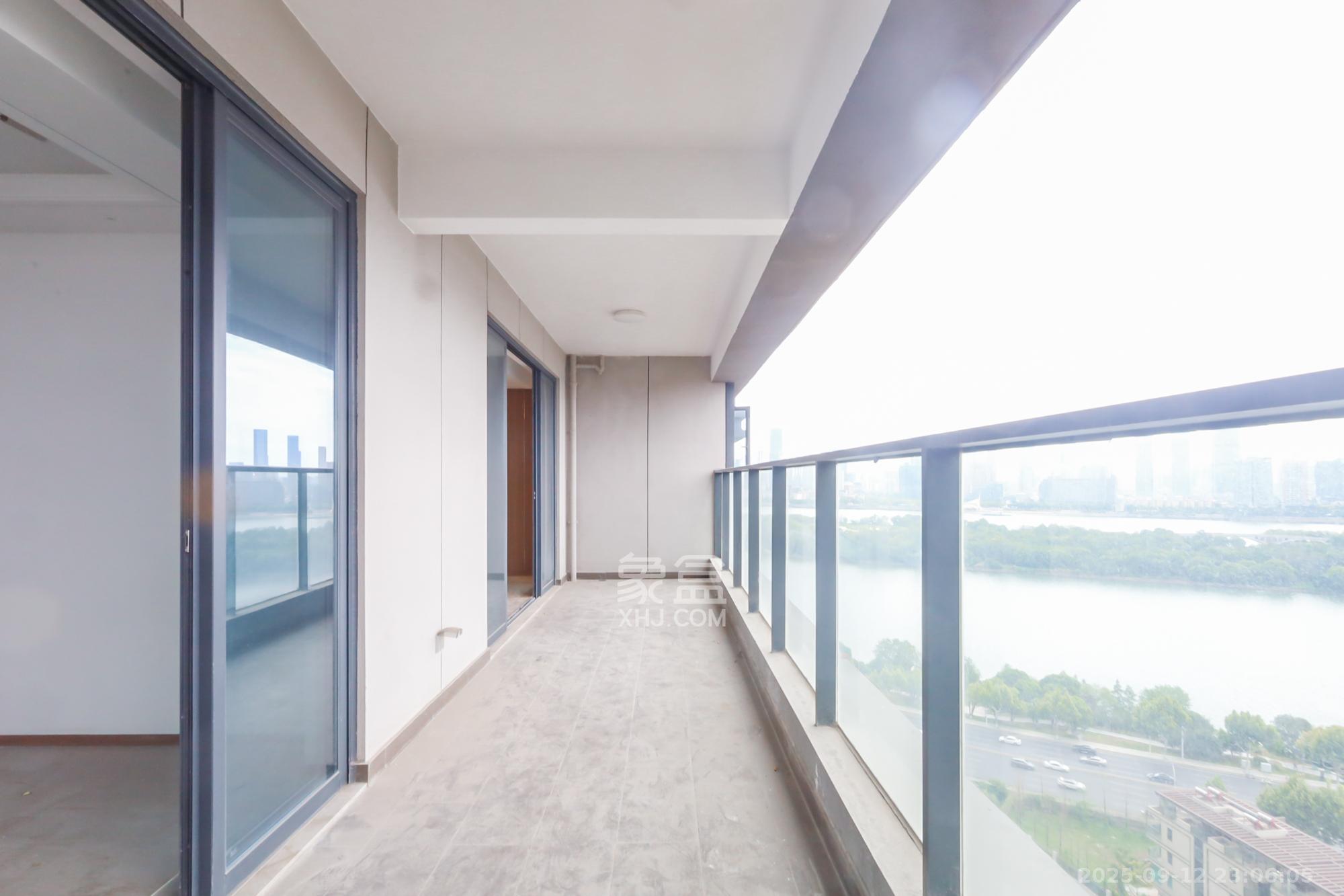 江山印  4室2厅3卫    550.0万 江山印  4室2厅3卫    550.0万阳台