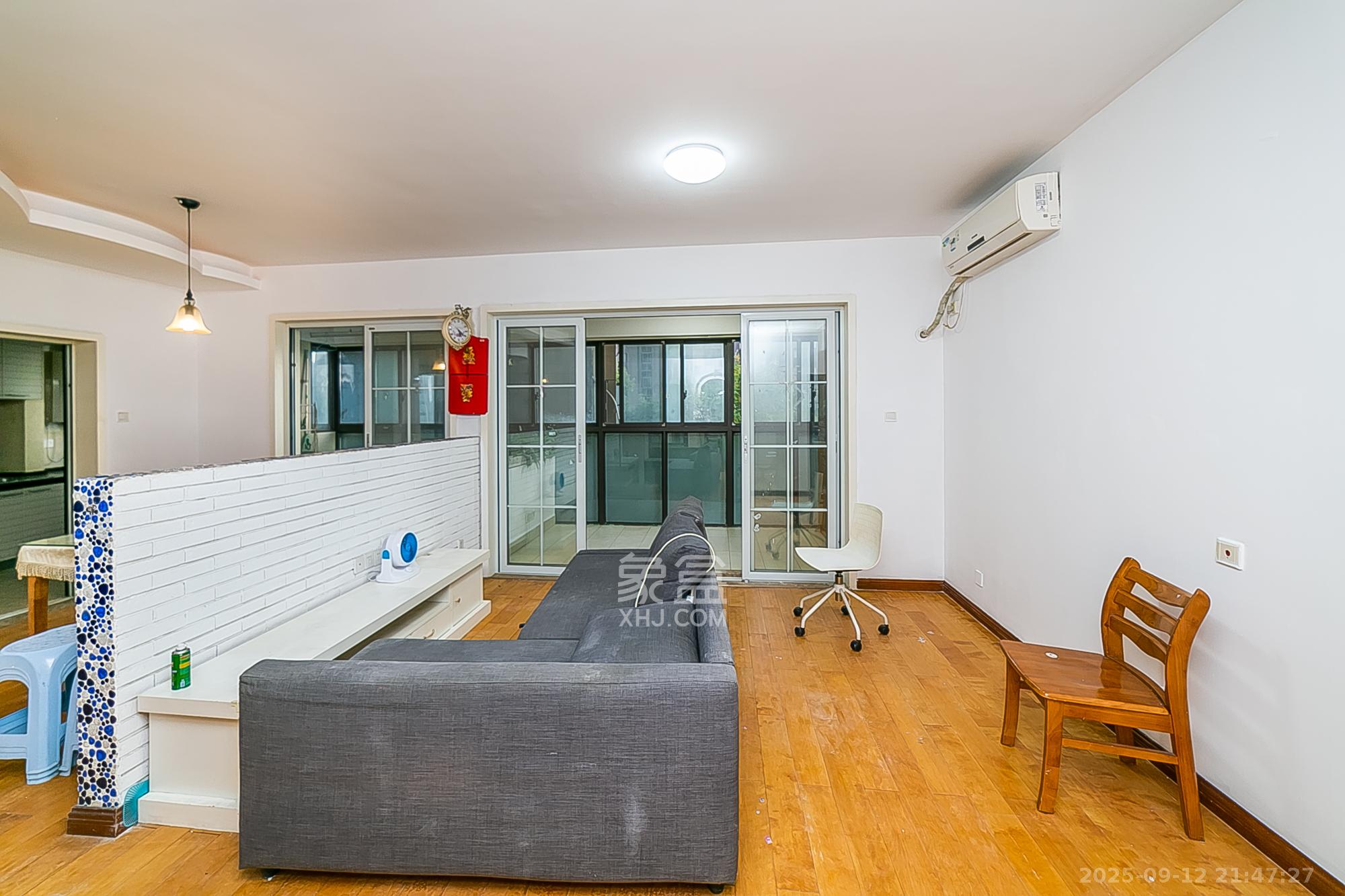 通用时代国际社区 3室2厅2卫 120.0万 通用时代国际社区 3室2厅2卫 120.0万客厅