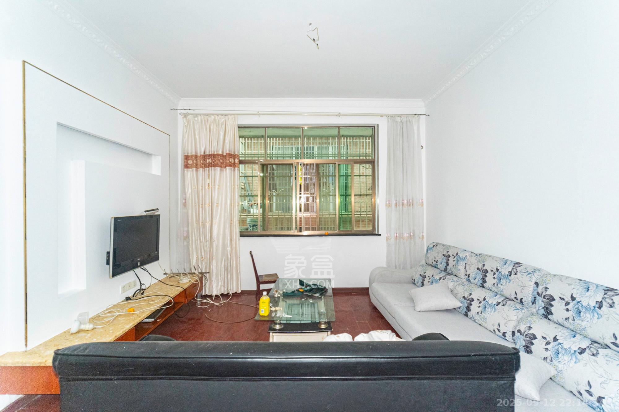 城东安置区(星城社区) 3室2厅2卫 45.0万 城东安置区(星城社区) 3室2厅2卫 45.0万客厅