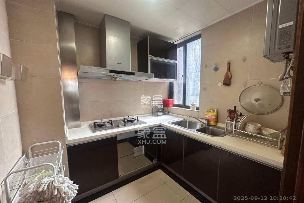 藏珑湖上国际花园 3室2厅2卫 3500.0元/月 藏珑湖上国际花园 3室2厅2卫 3500.0元/月室内图