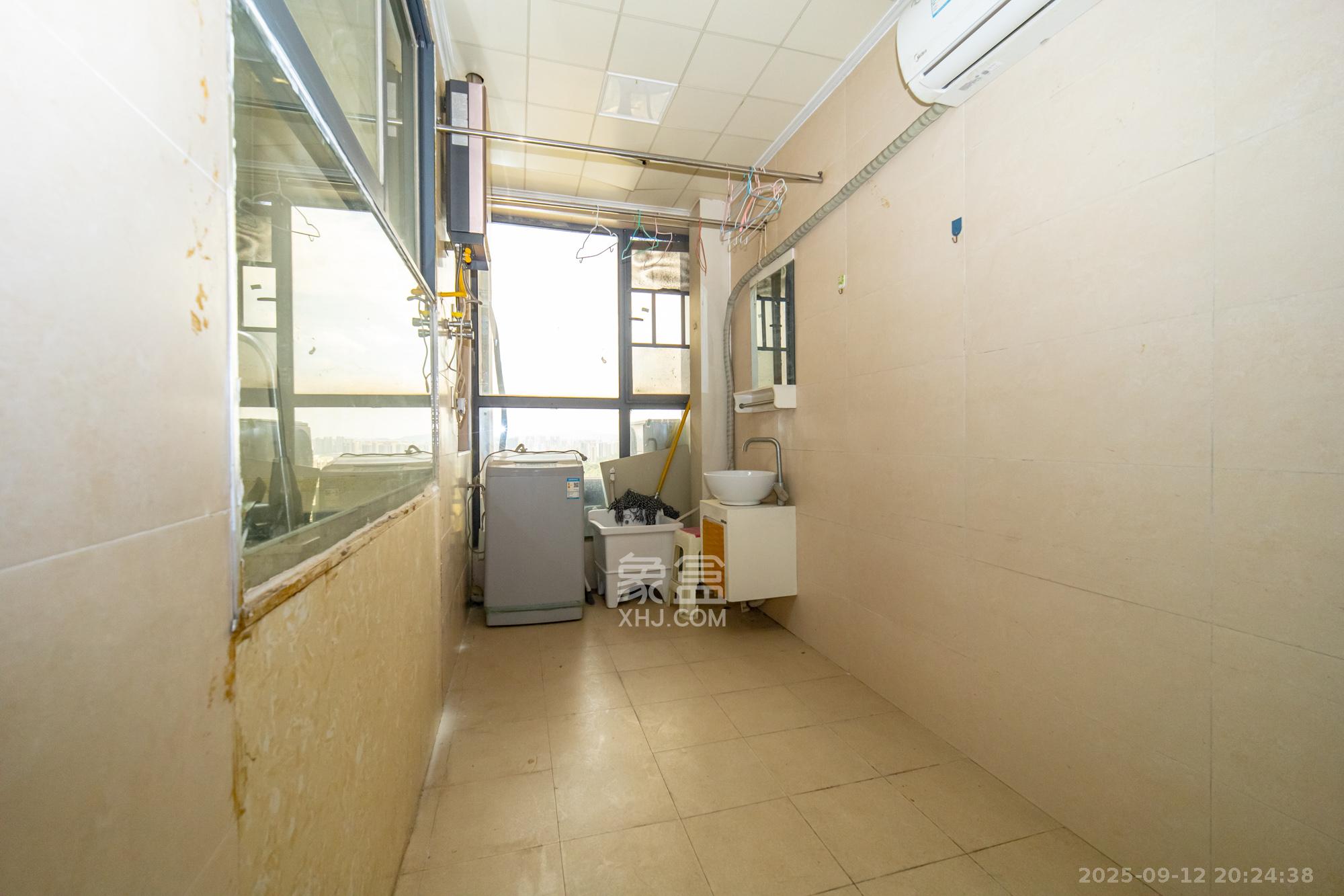 悦湖山 4室2厅2卫 69.8万 悦湖山 4室2厅2卫 69.8万阳台