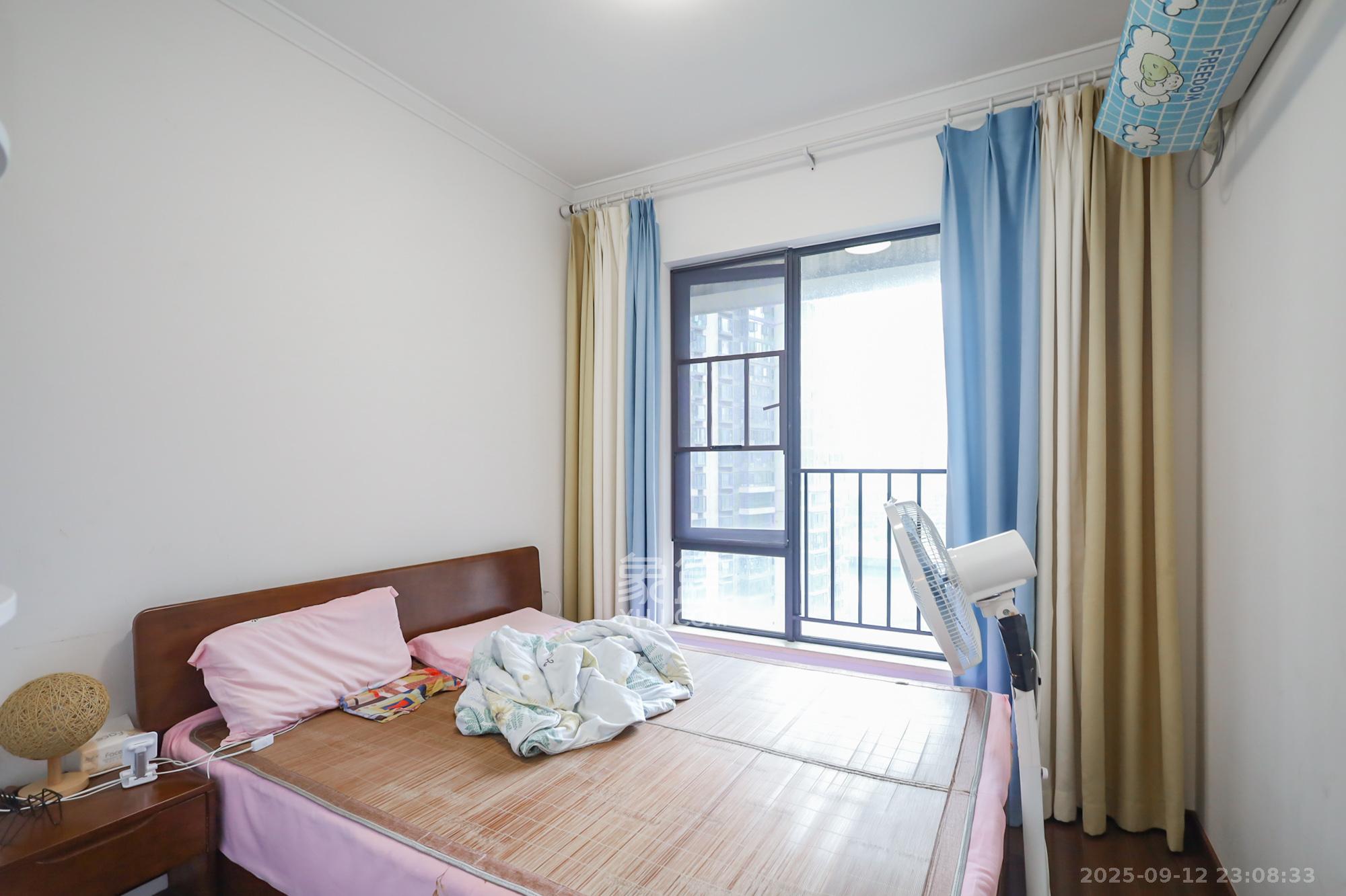 万科里金域国际  4室2厅2卫    246.0万卧室