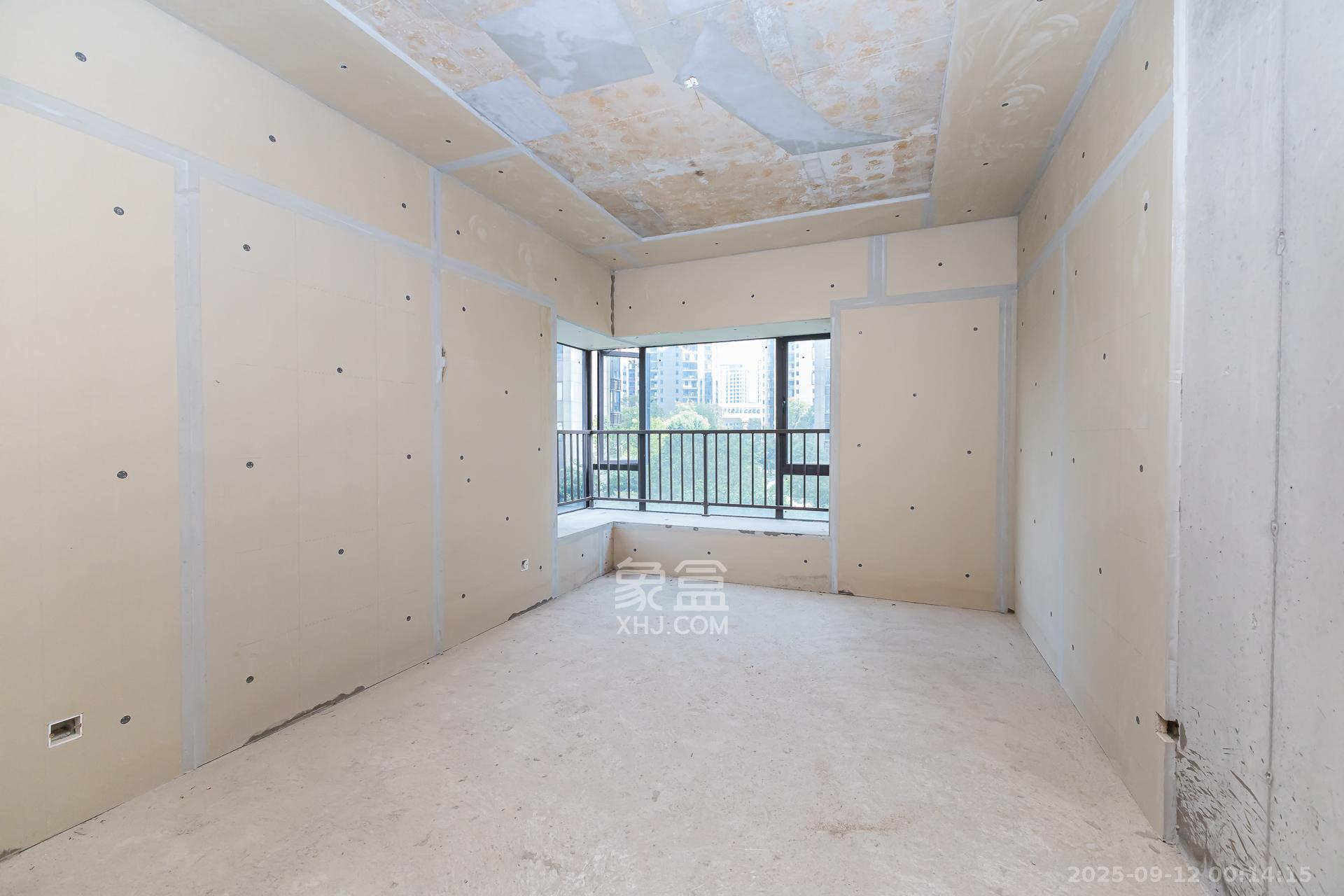 润和湘江天地E区  4室2厅3卫    155.0万卧室