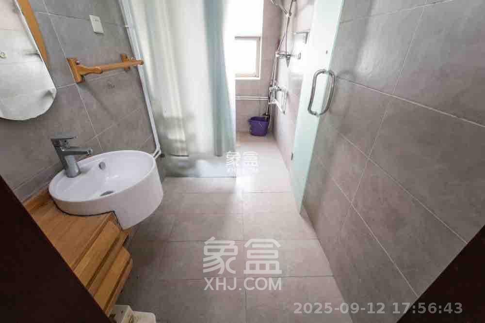 芙蓉公寓 4室2厅2卫 2500.0元/月 芙蓉公寓 4室2厅2卫 2500.0元/月室内图