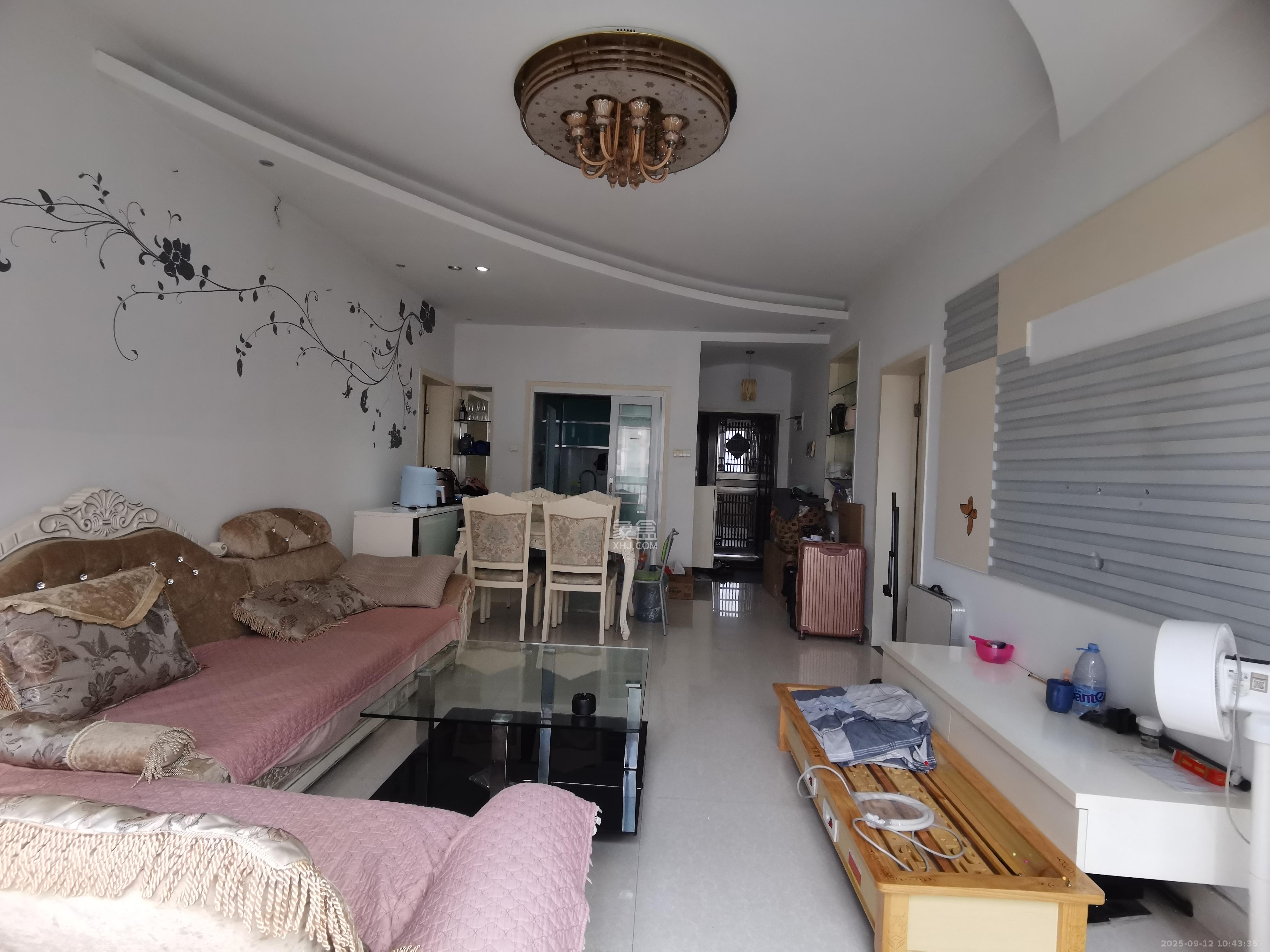 岳泰理想城  1室2厅1卫    2500.0元/月室内图