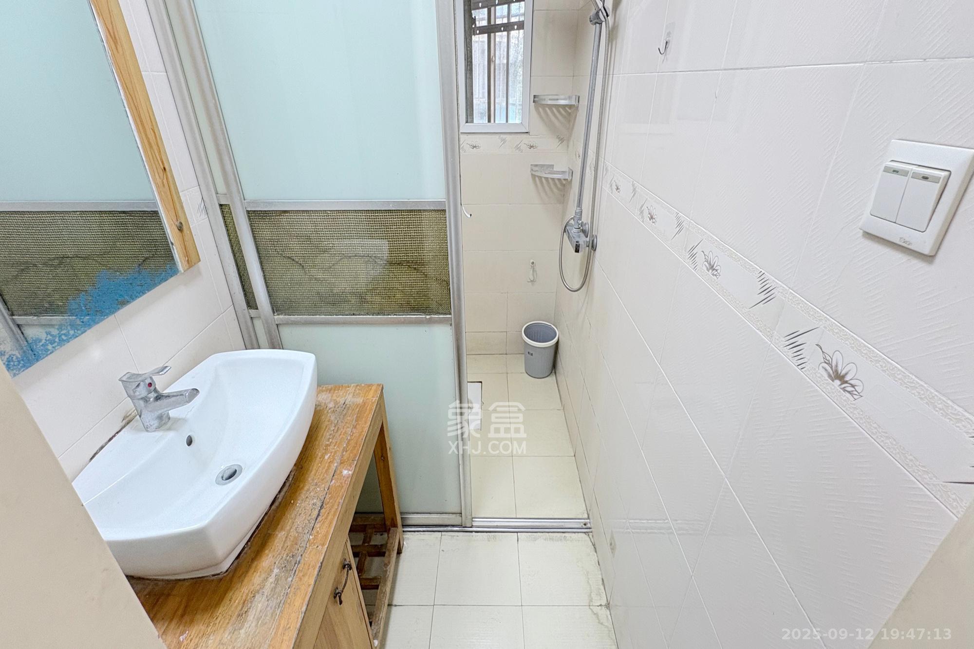 滨湖嘉园（湖滨小区）  3室2厅2卫    100.0万卫生间