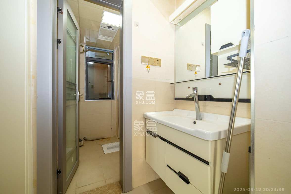 悦湖山 4室2厅2卫 69.8万 悦湖山 4室2厅2卫 69.8万卫生间