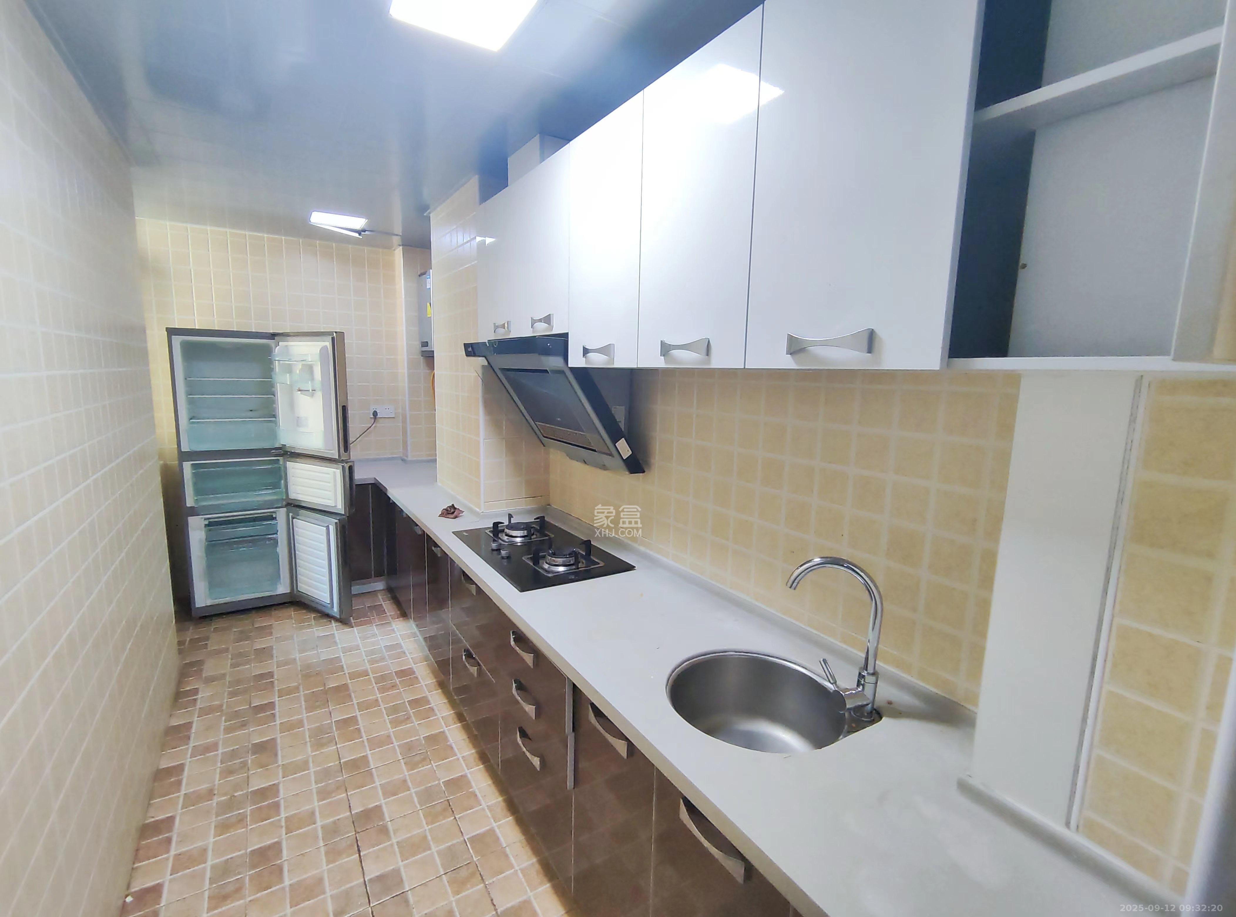 新城新世界一二三期  2室2厅1卫    2400.0元/月室内图