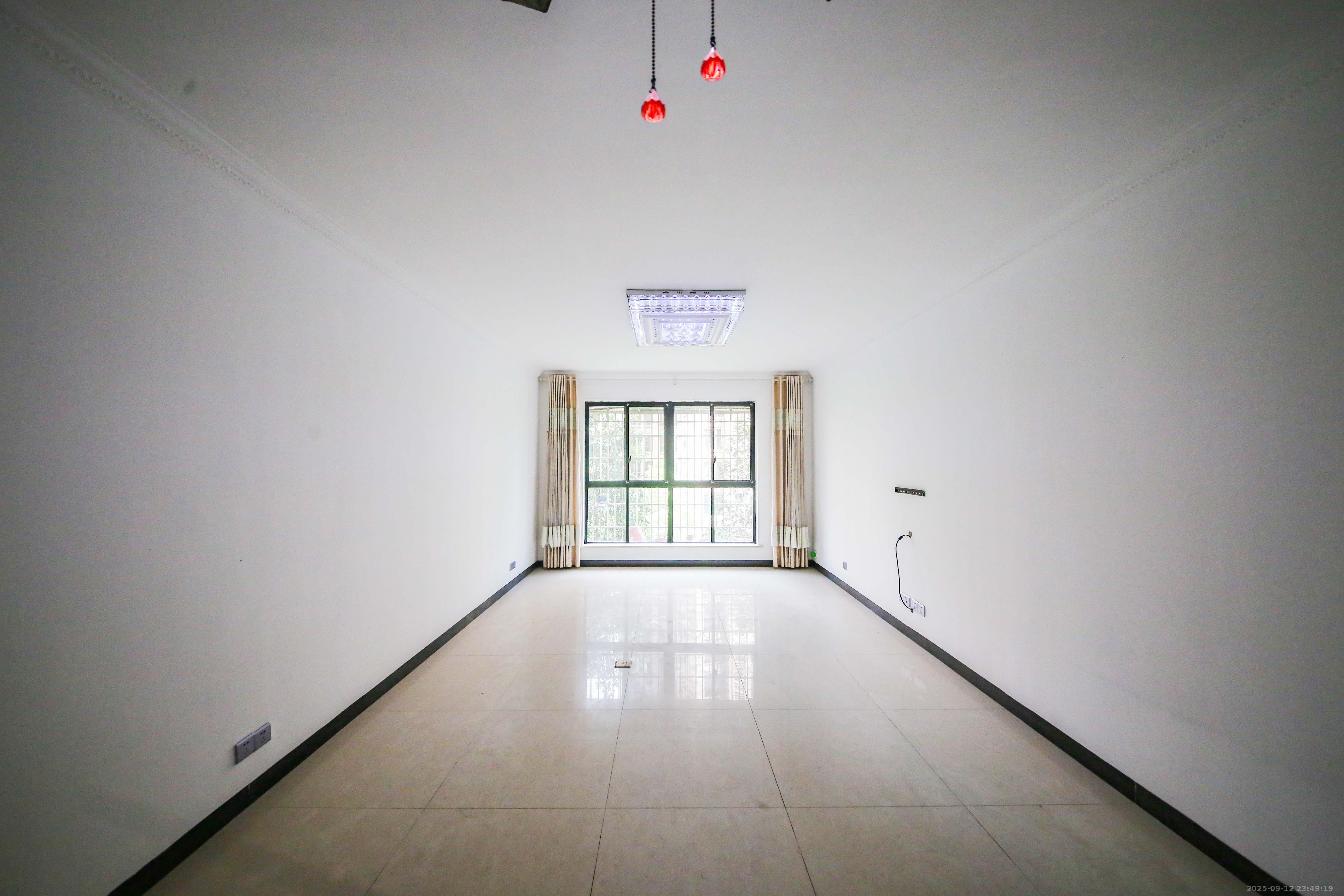 康斯丹郡（融程领秀佳园）  3室2厅1卫    65.8万客厅