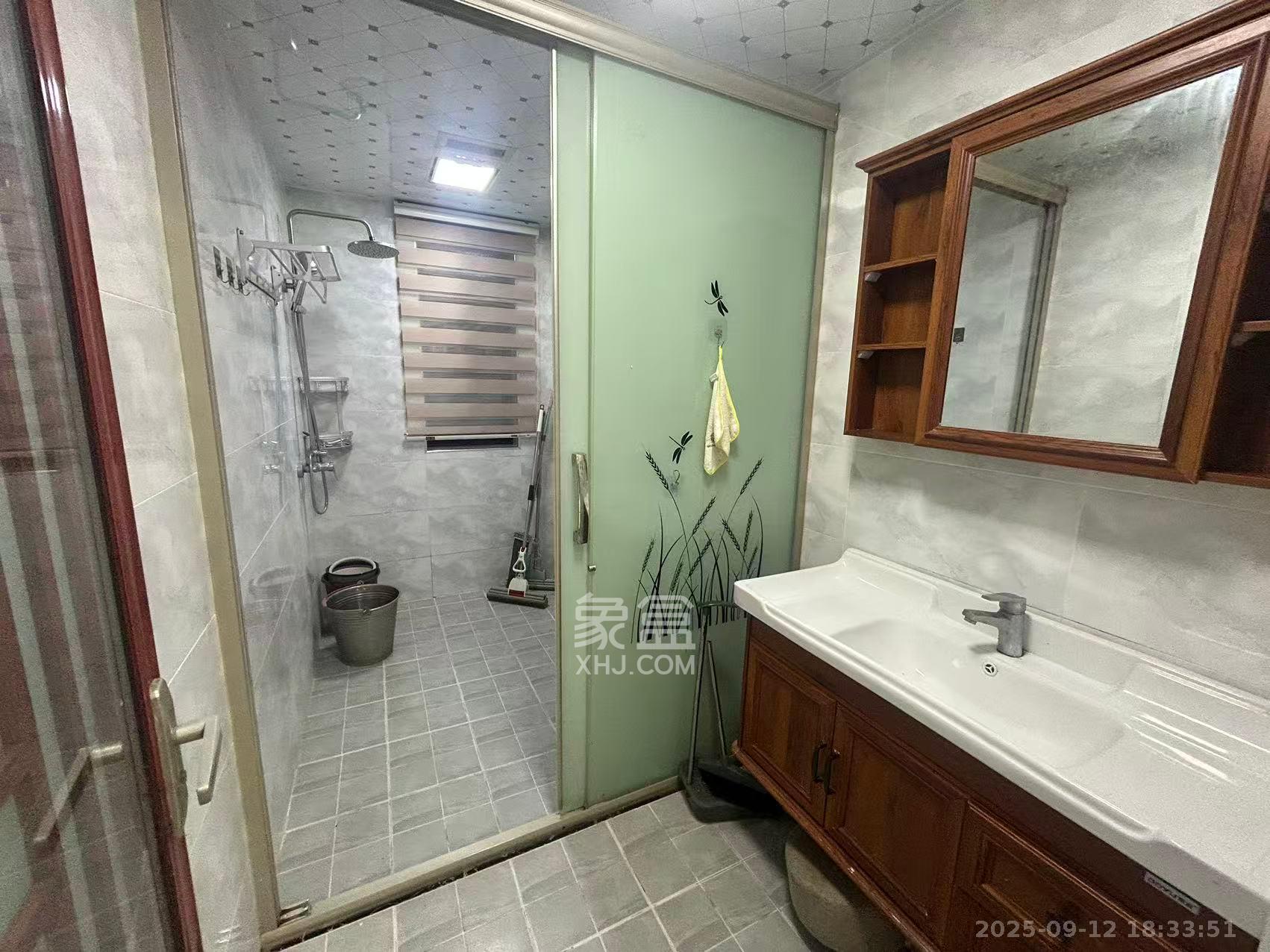 好莱城(弘德西街) 4室2厅2卫 3000.0元/月 好莱城(弘德西街) 4室2厅2卫 3000.0元/月室内图