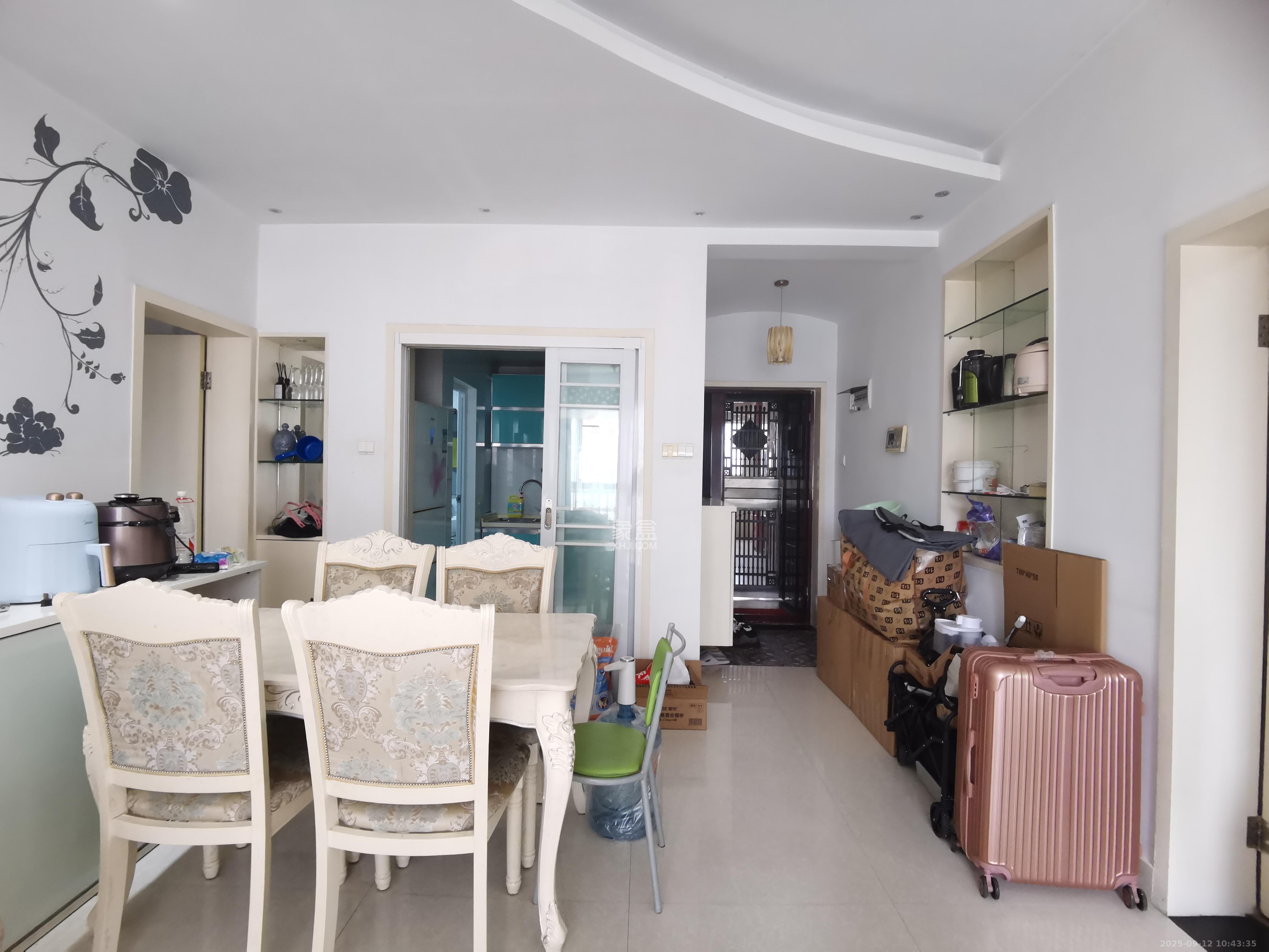 岳泰理想城  1室2厅1卫    2500.0元/月室内图