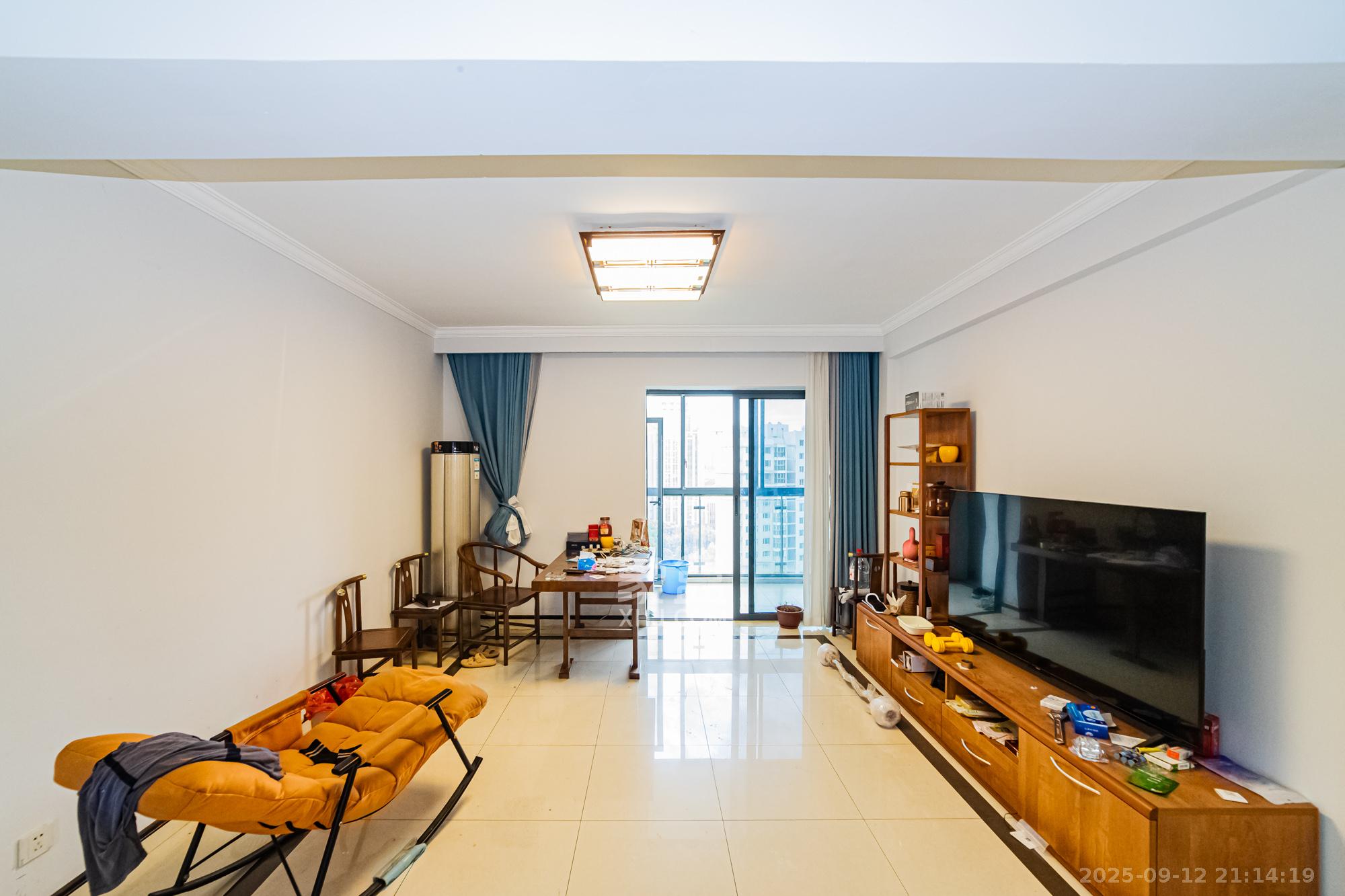 珠江花城二期扶水岸 3室2厅2卫 110.0万 珠江花城二期扶水岸 3室2厅2卫 110.0万客厅