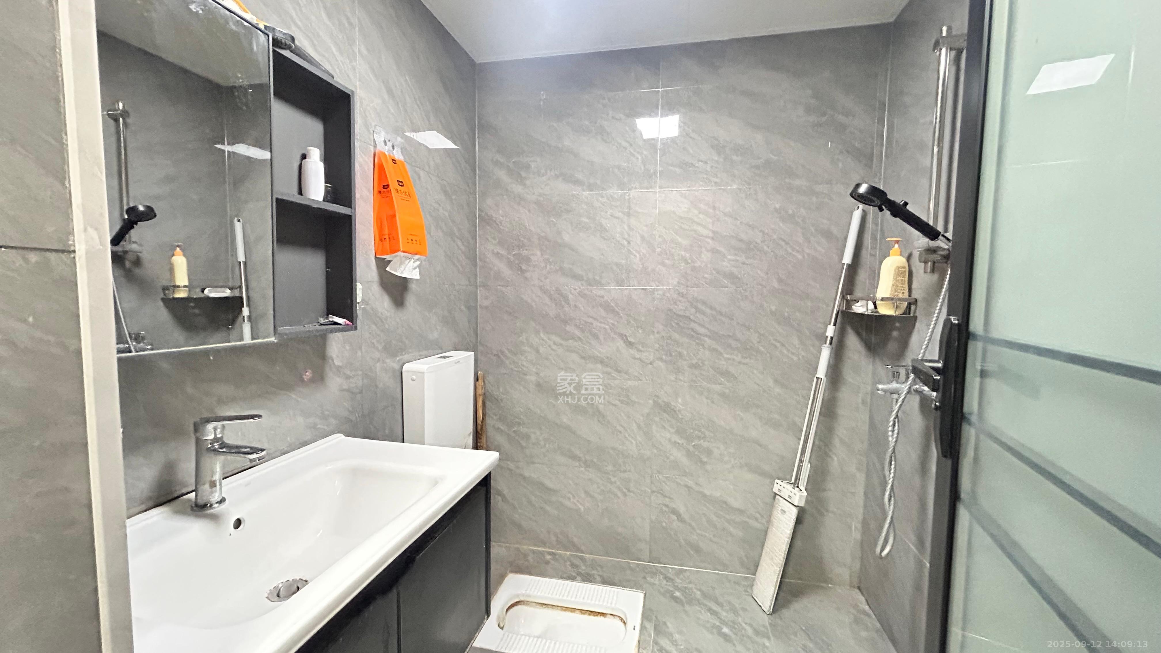 洋湖景园 2室1厅1卫 2300.0元/月 洋湖景园 2室1厅1卫 2300.0元/月室内图