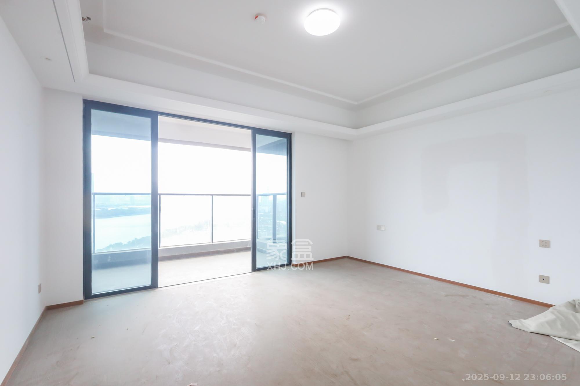 江山印  4室2厅3卫    550.0万 江山印  4室2厅3卫    550.0万卧室