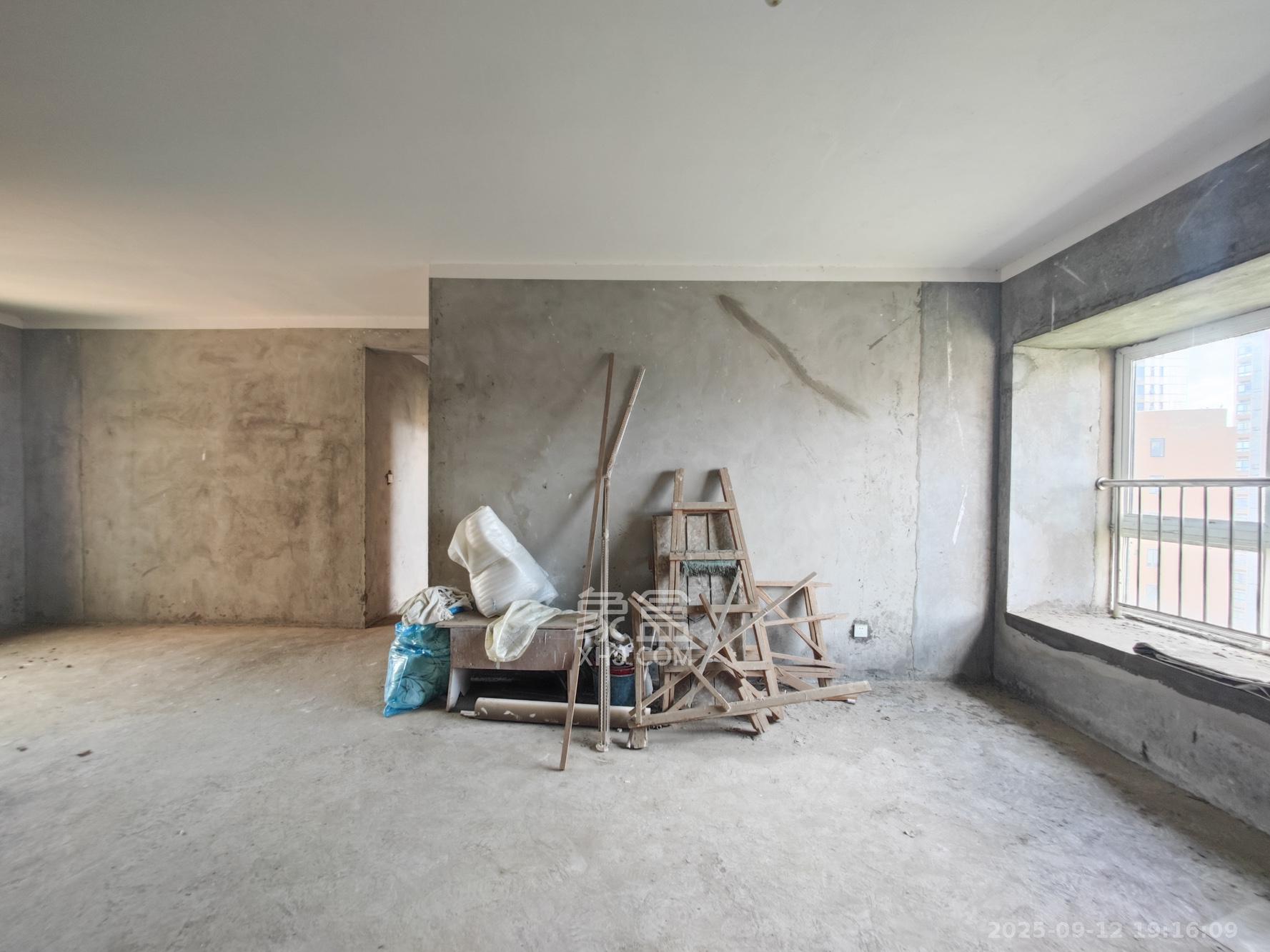 湘府十城（汇财御景湾新寓,汇财国际）  5室1厅2卫    102.0万客厅