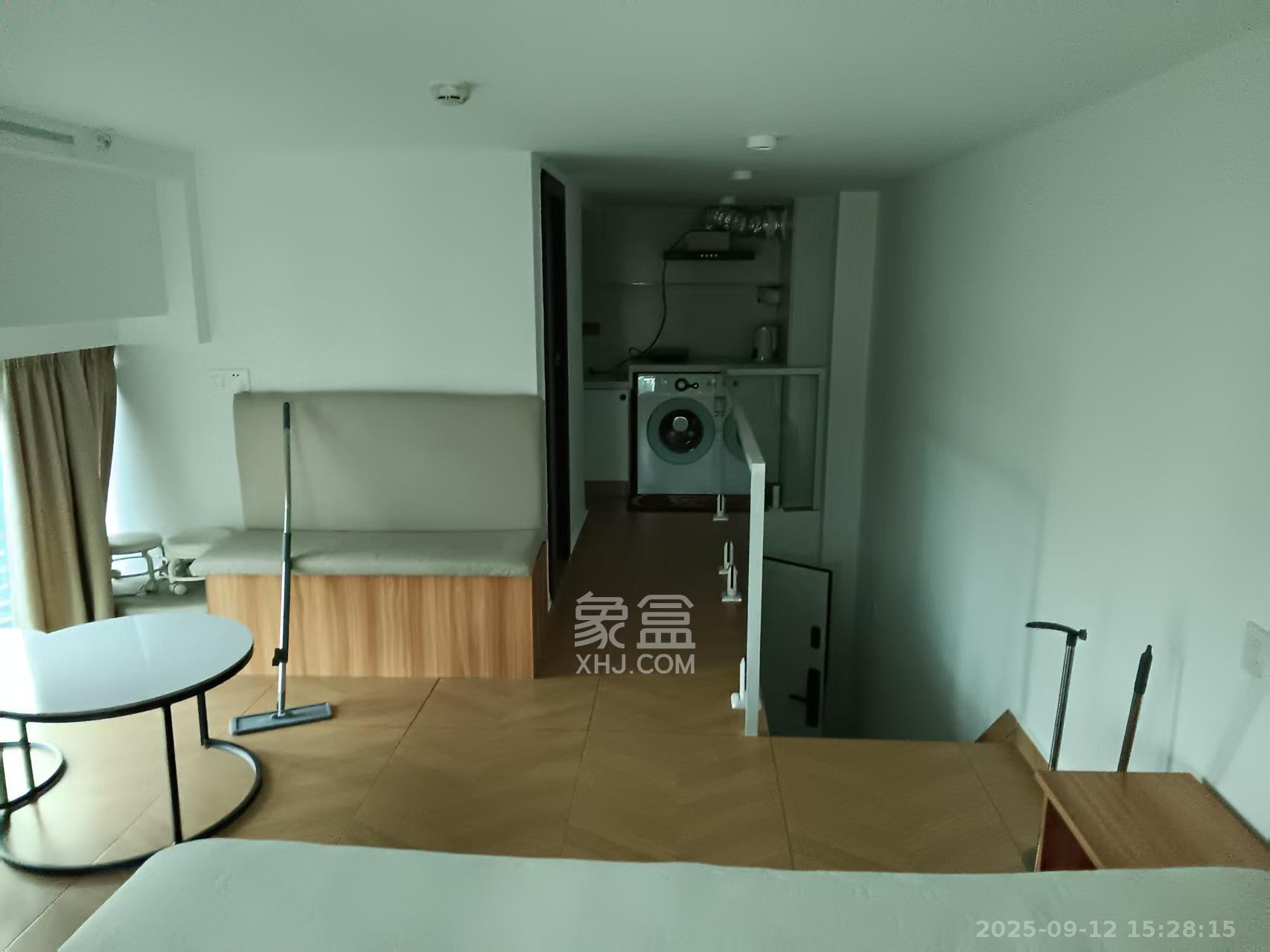 绿地V岛  1室1厅1卫    1500.0元/月室内图