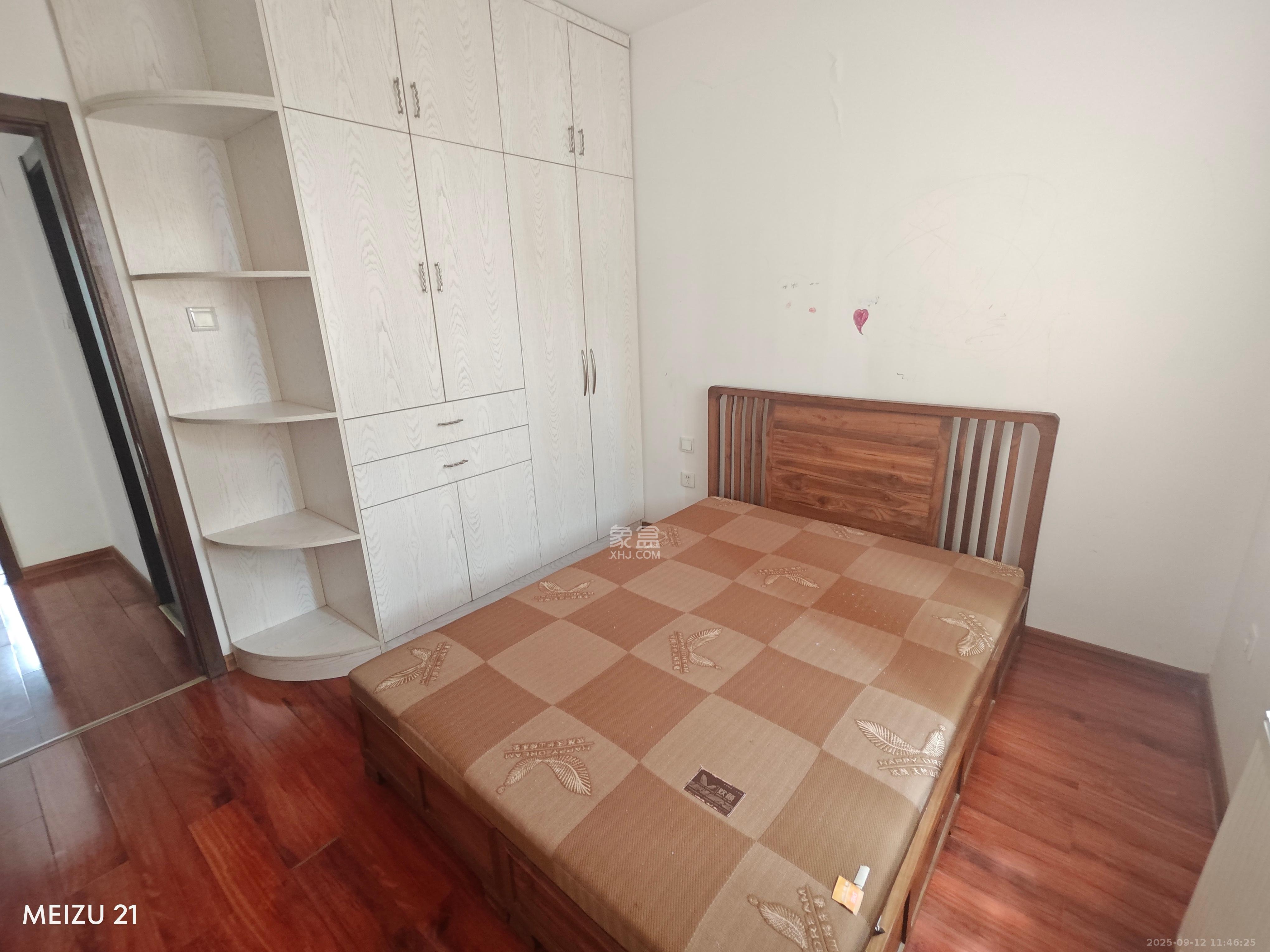 龙湾1号公馆 3室2厅1卫 2400.0元/月 龙湾1号公馆 3室2厅1卫 2400.0元/月室内图