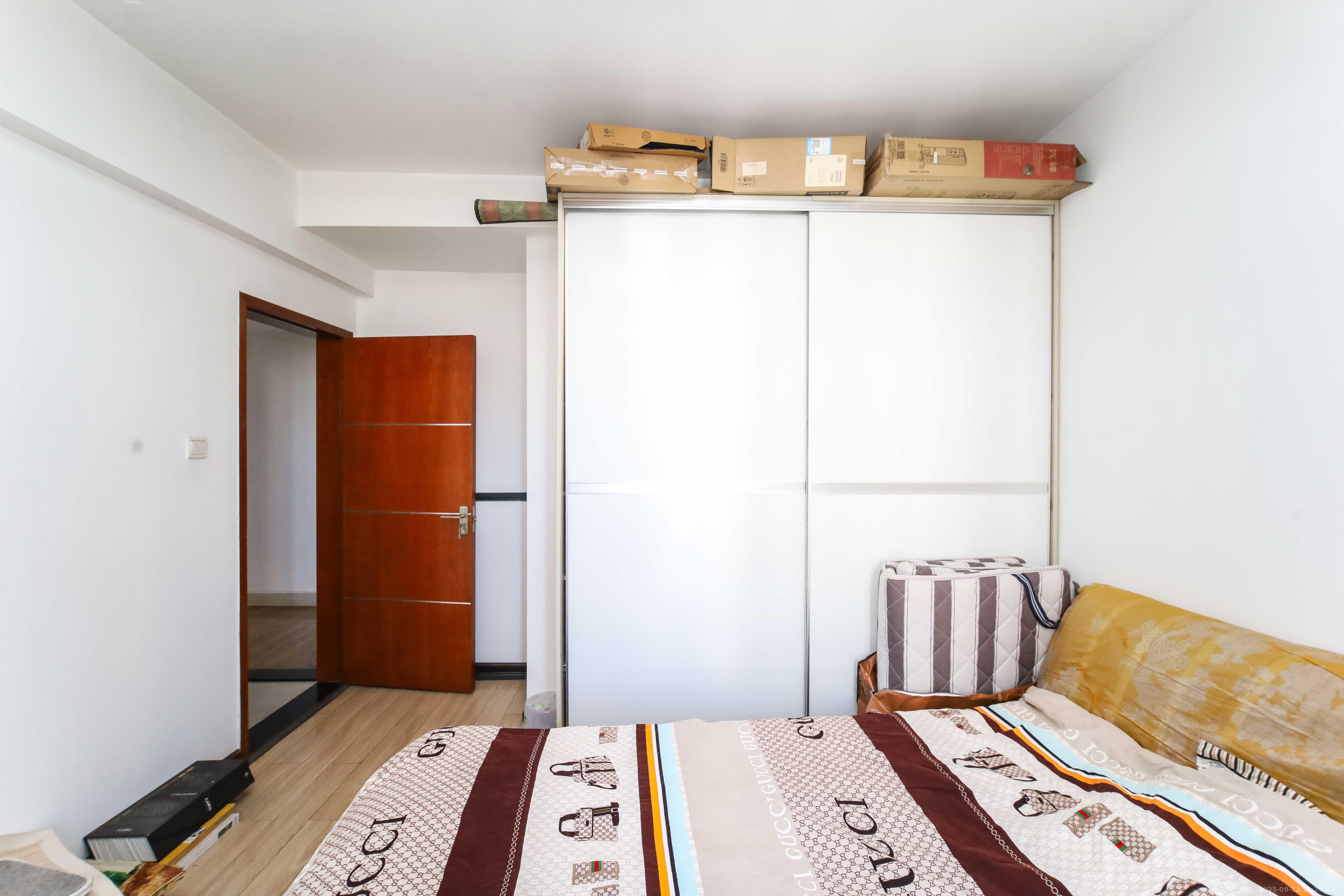 浏阳河畔家园  3室2厅2卫    88.0万卧室