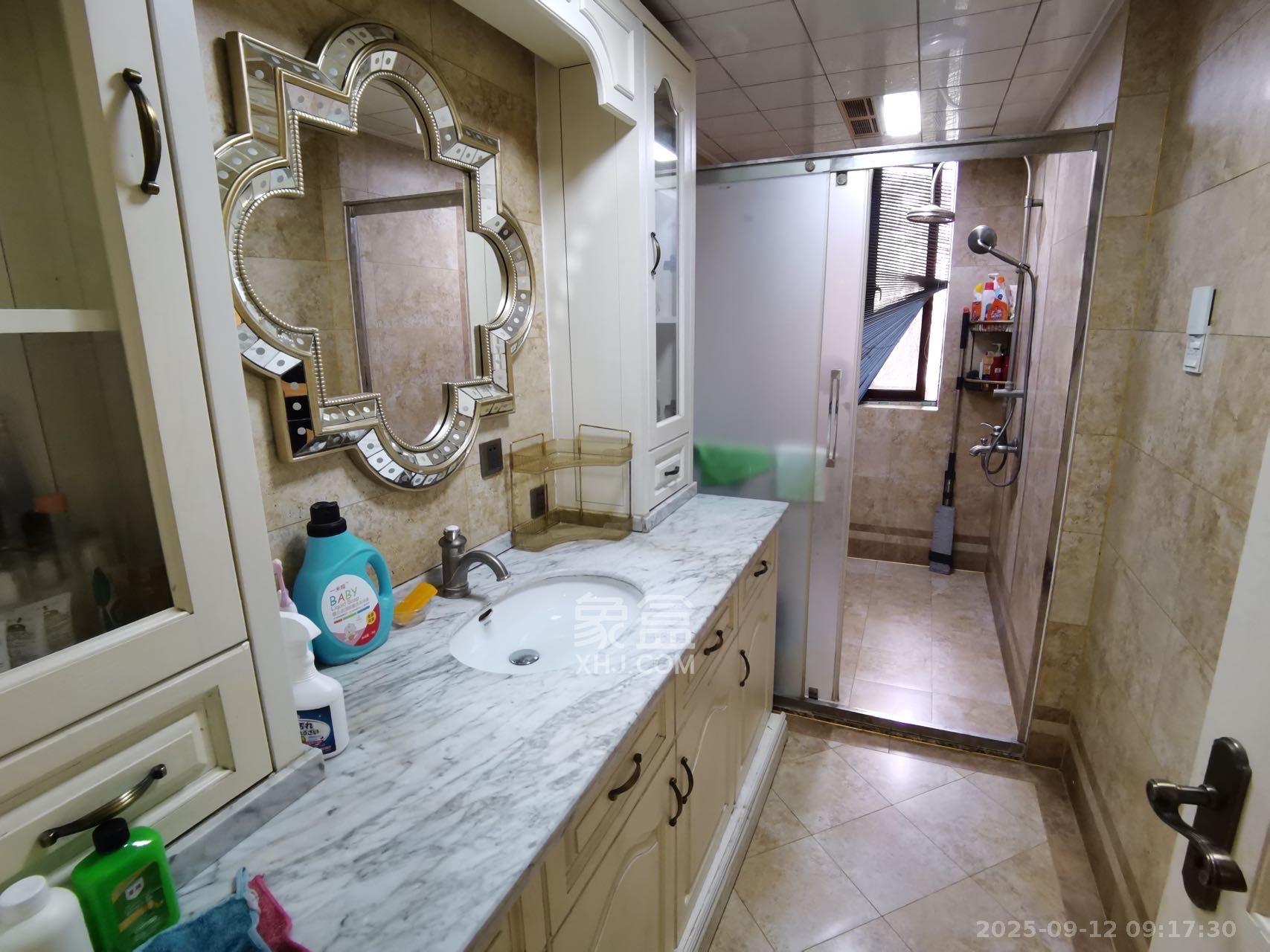 欧莱雅郡 4室2厅2卫 3400.0元/月 欧莱雅郡 4室2厅2卫 3400.0元/月室内图