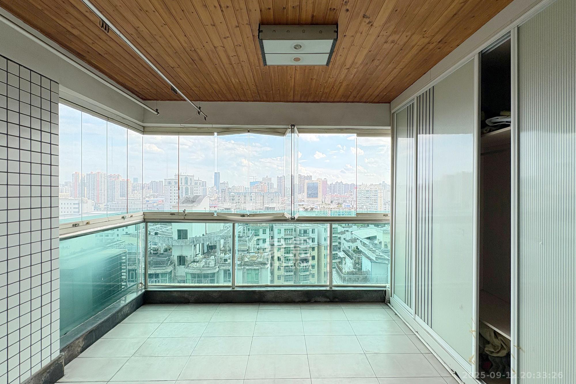 王府花园 3室2厅1卫 165.0万 王府花园 3室2厅1卫 165.0万阳台