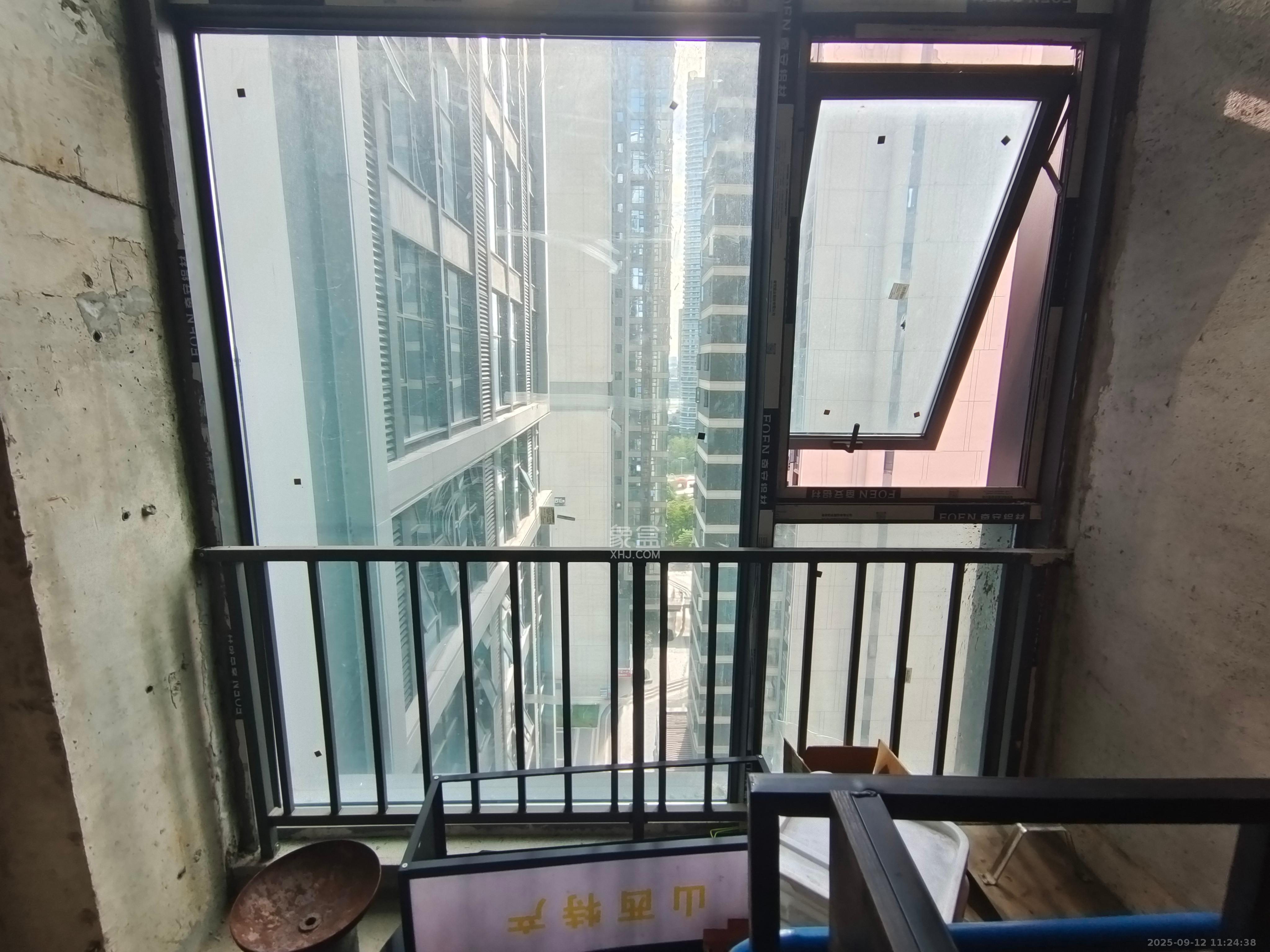 绿地V岛  1室1厅1卫    1500.0元/月室内图