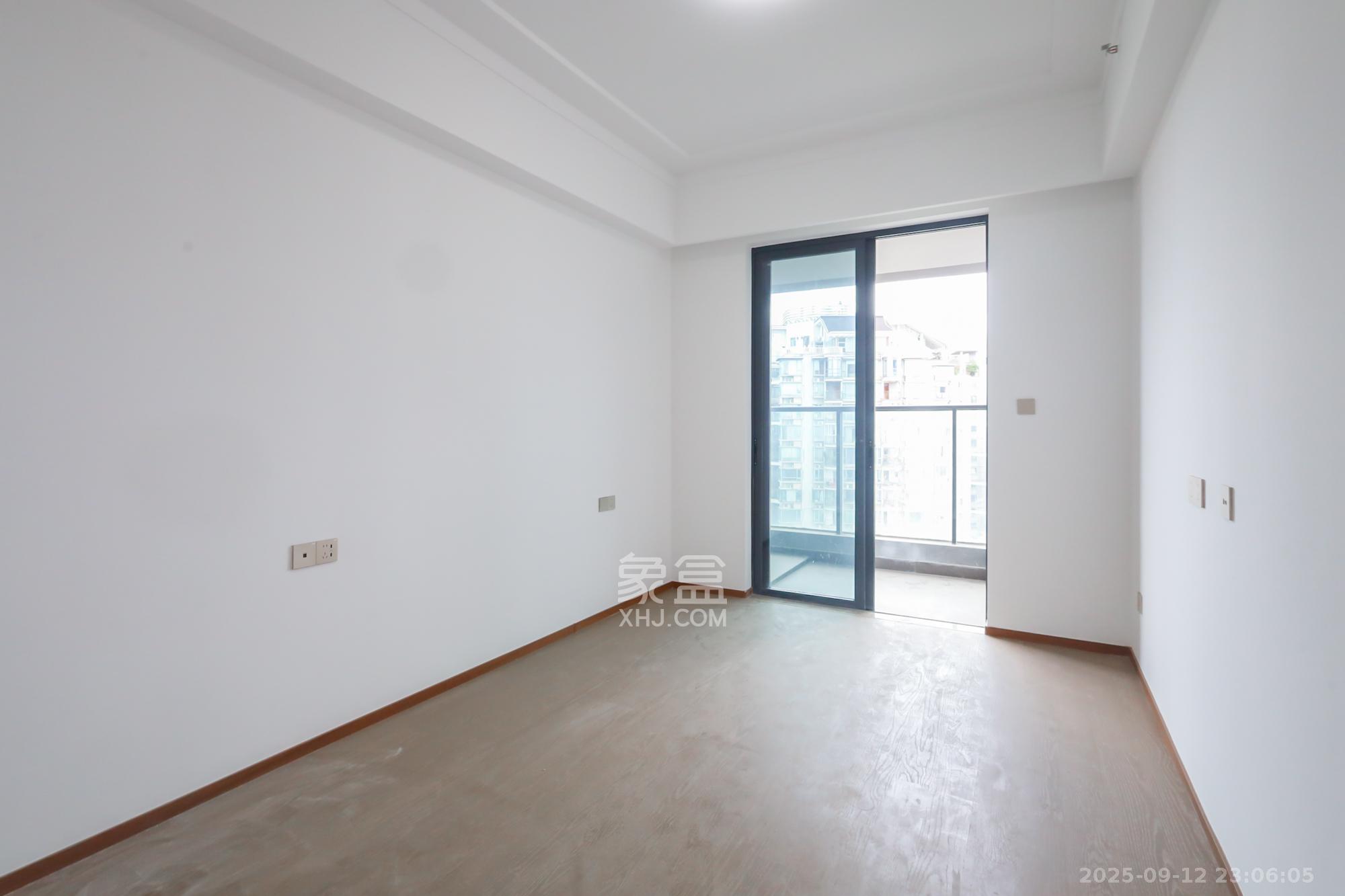 江山印  4室2厅3卫    550.0万 江山印  4室2厅3卫    550.0万卧室