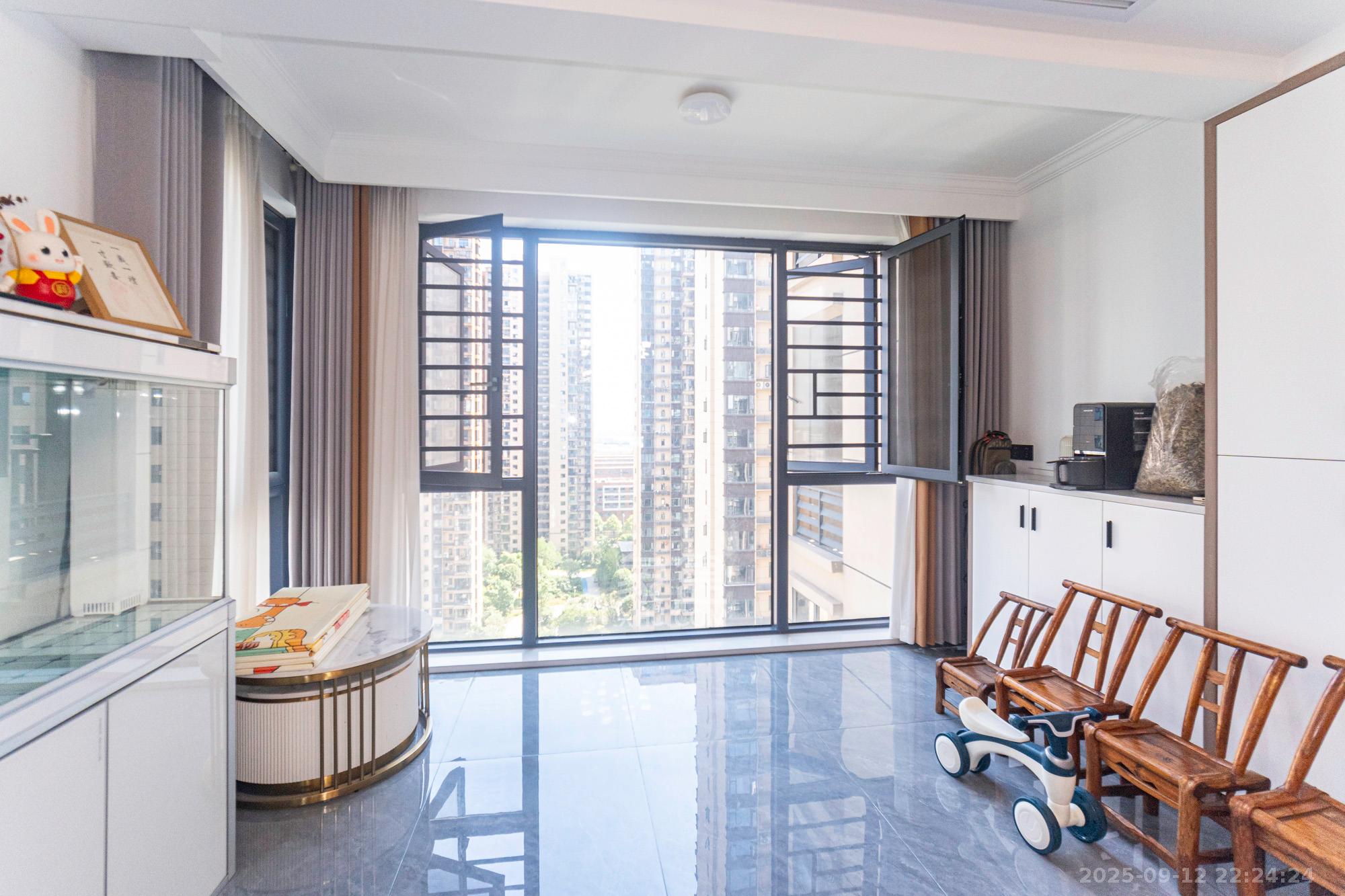 日盛湖湘花苑  3室2厅2卫    95.0万 日盛湖湘花苑  3室2厅2卫    95.0万阳台