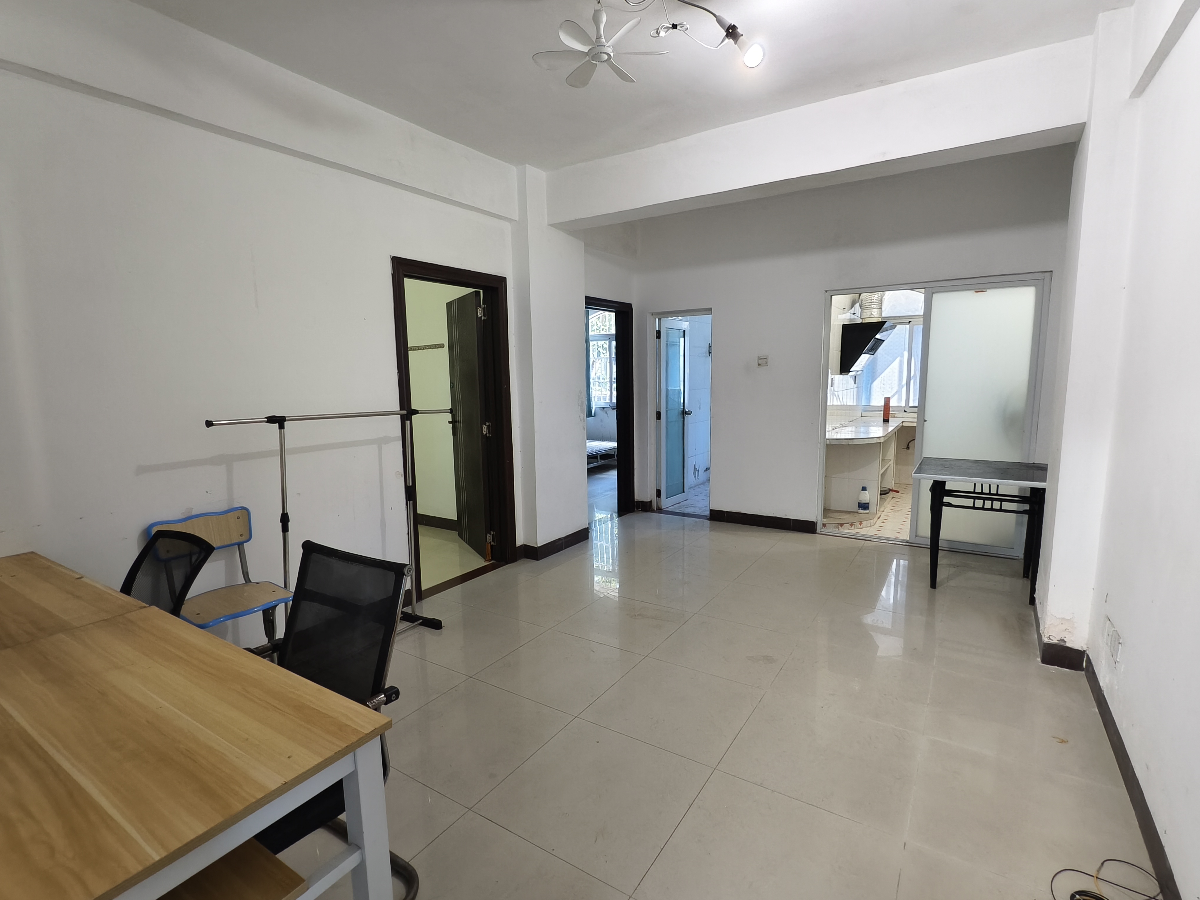 海富大厦  2室1厅1卫    1700.0元/月 海富大厦  2室1厅1卫    1700.0元/月室内图