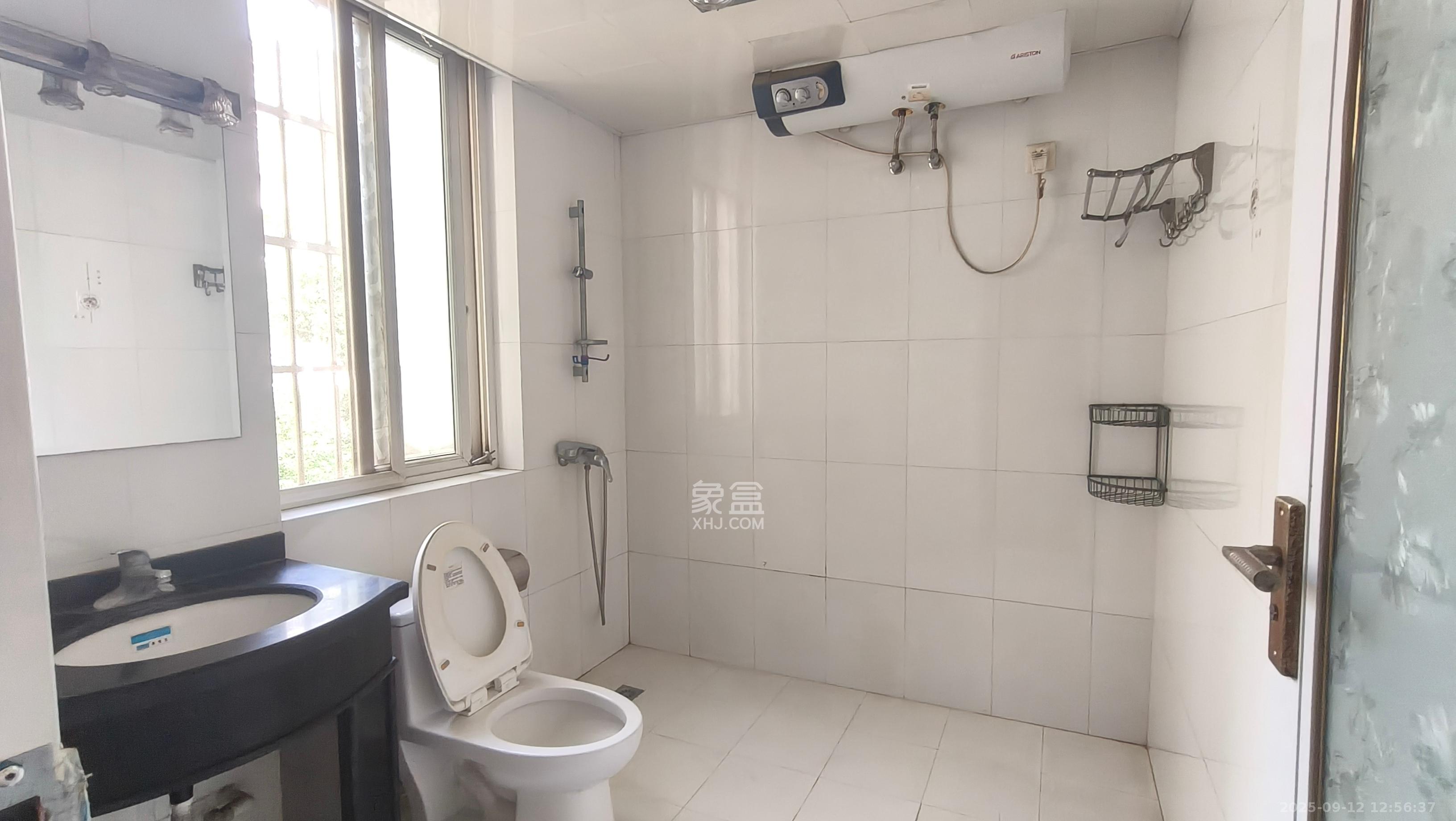 德润园  3室2厅2卫    2400.0元/月室内图