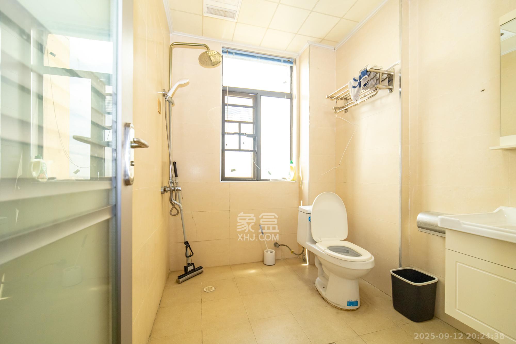 悦湖山 4室2厅2卫 69.8万 悦湖山 4室2厅2卫 69.8万卫生间