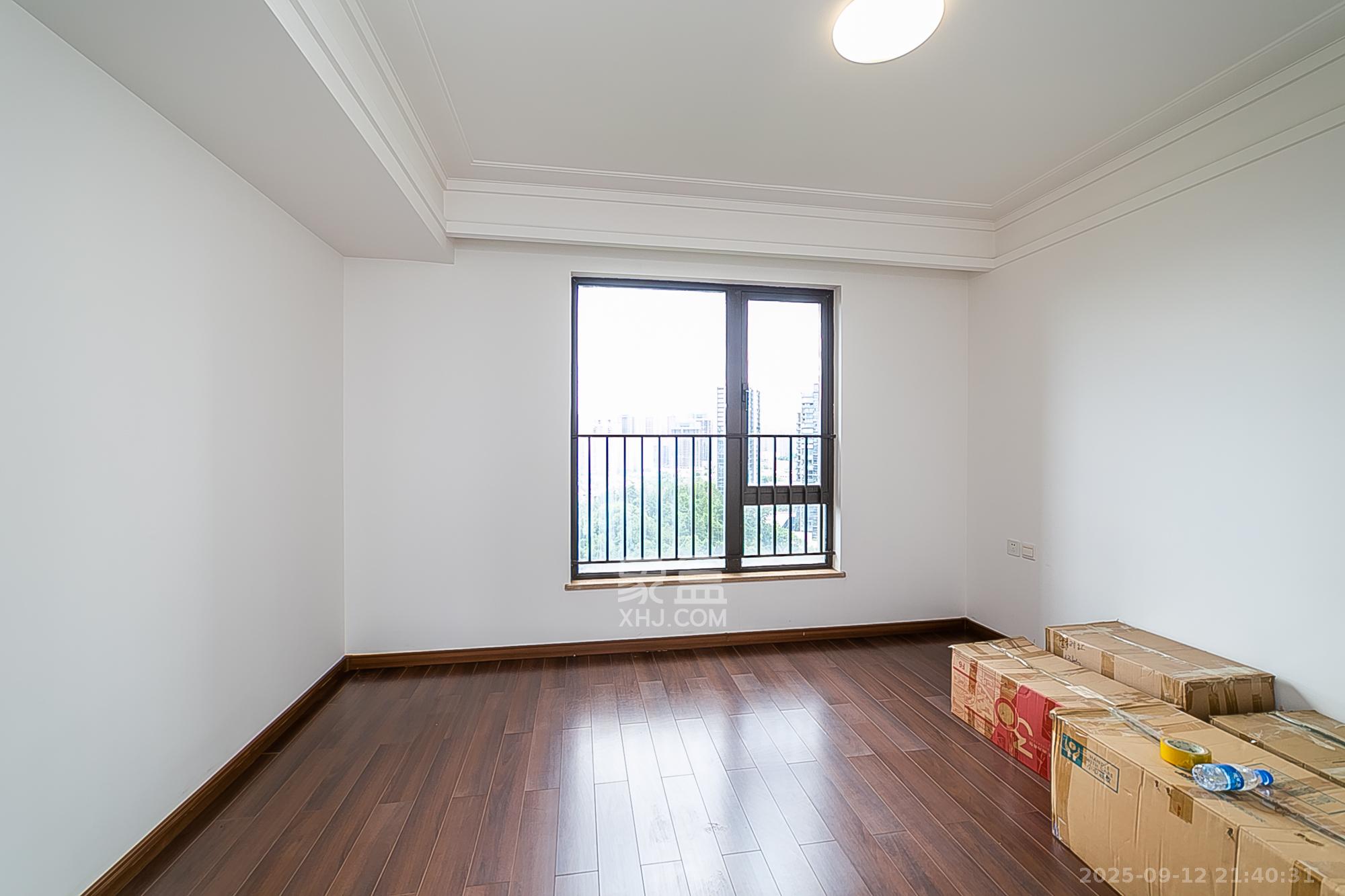 万科紫台  3室2厅2卫    265.0万卧室