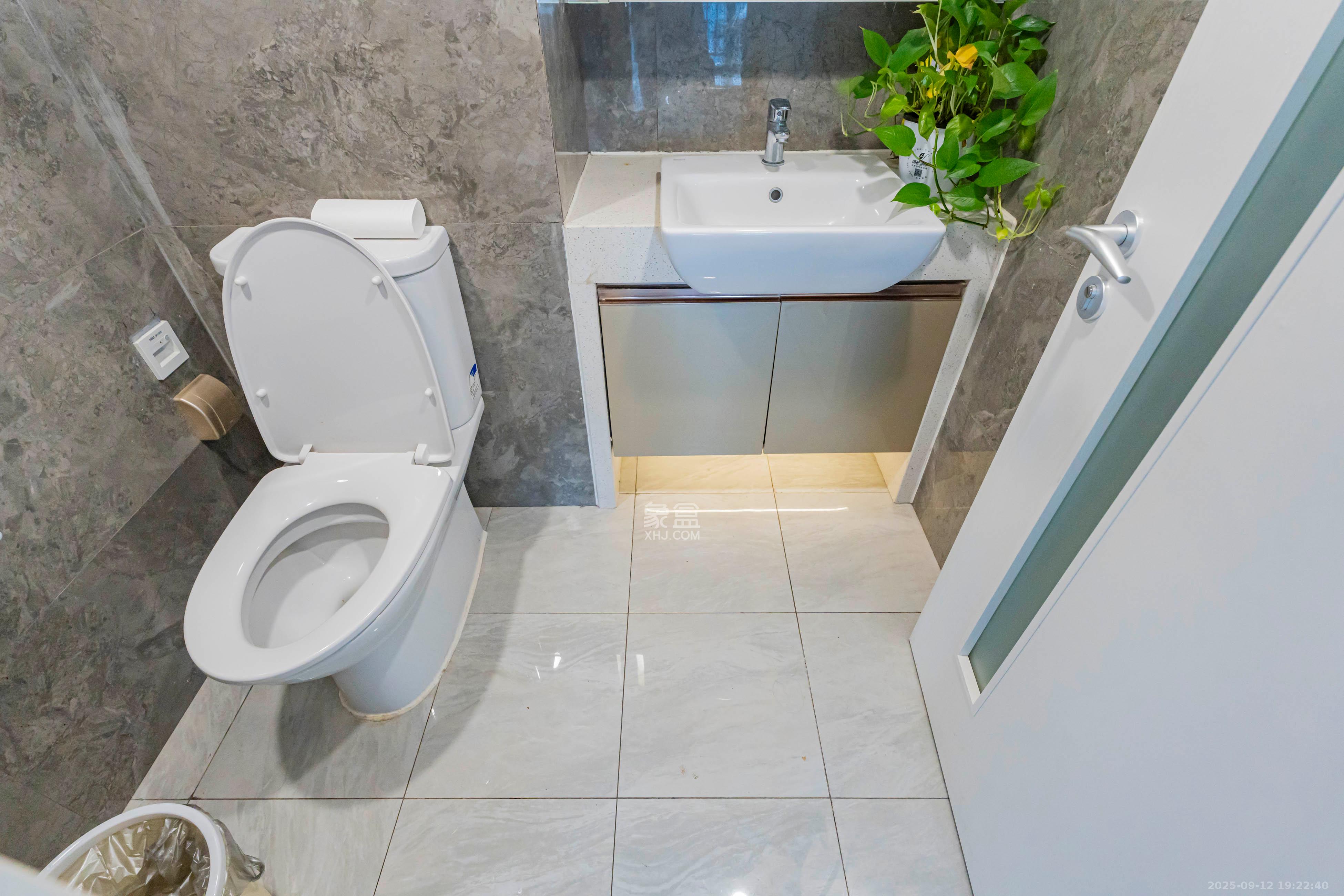 华远华时代  4室2厅2卫    110.0万卫生间