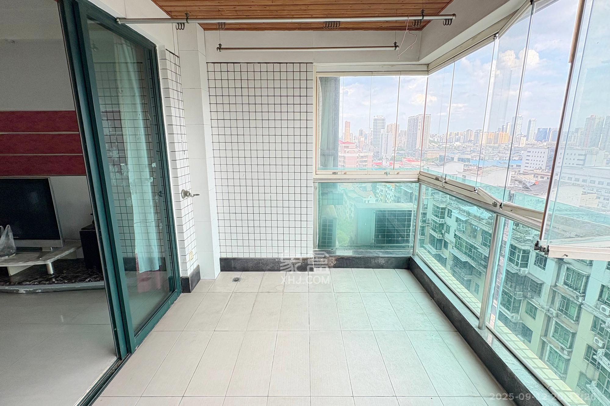 王府花园 3室2厅1卫 165.0万 王府花园 3室2厅1卫 165.0万阳台