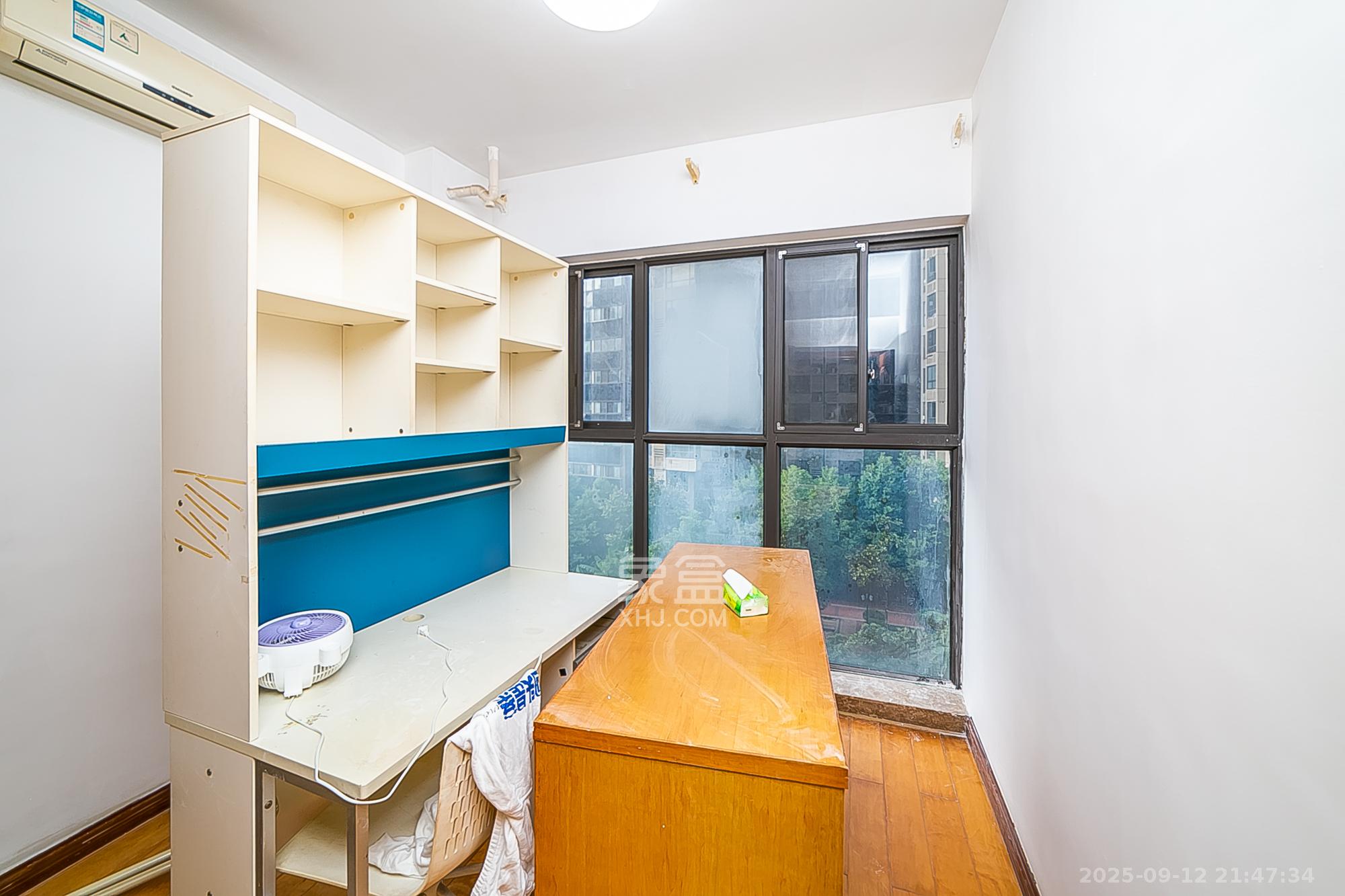 通用时代国际社区  3室2厅2卫    120.0万卧室