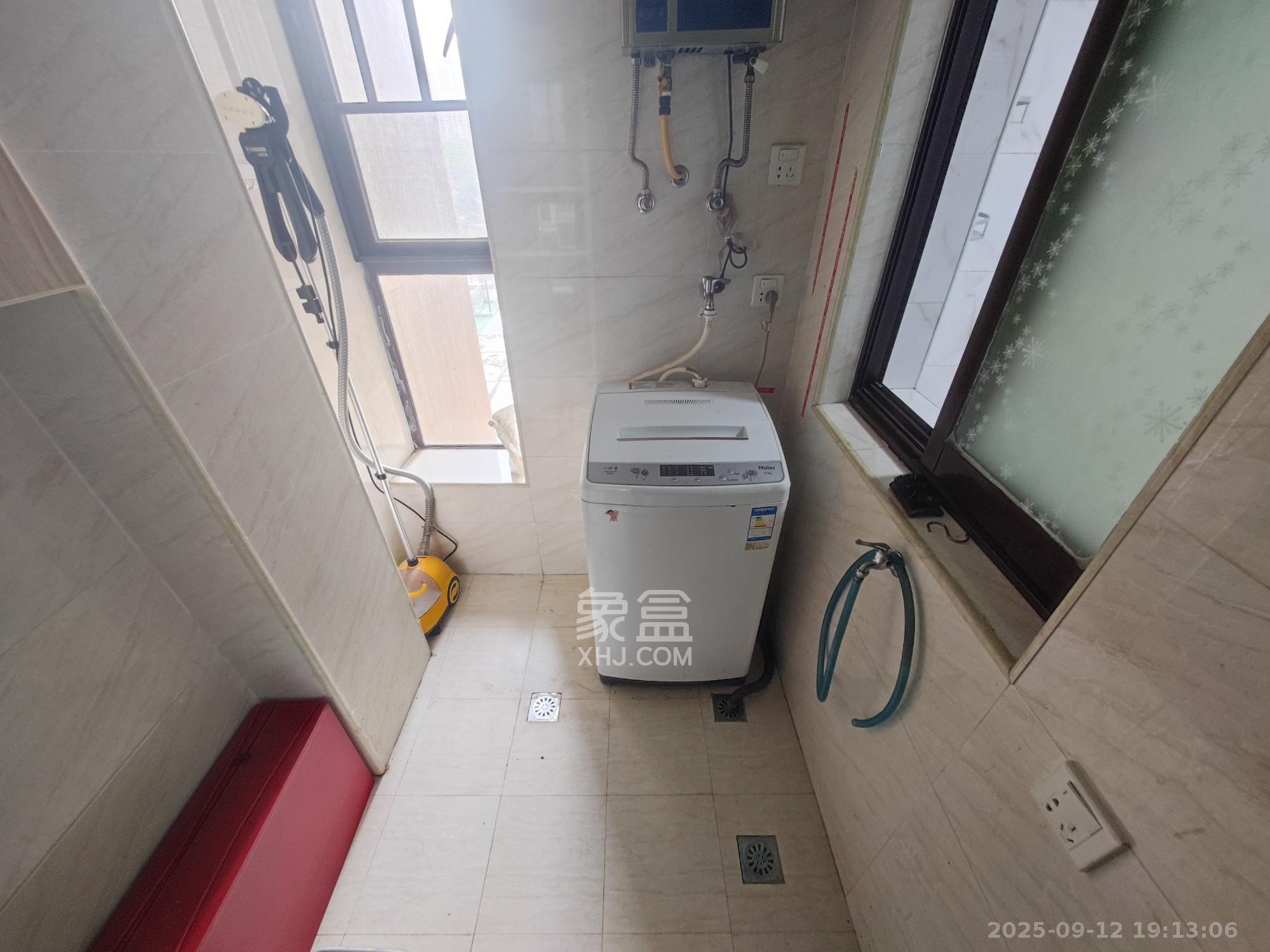 欧莱雅郡  2室2厅1卫    56.0万阳台