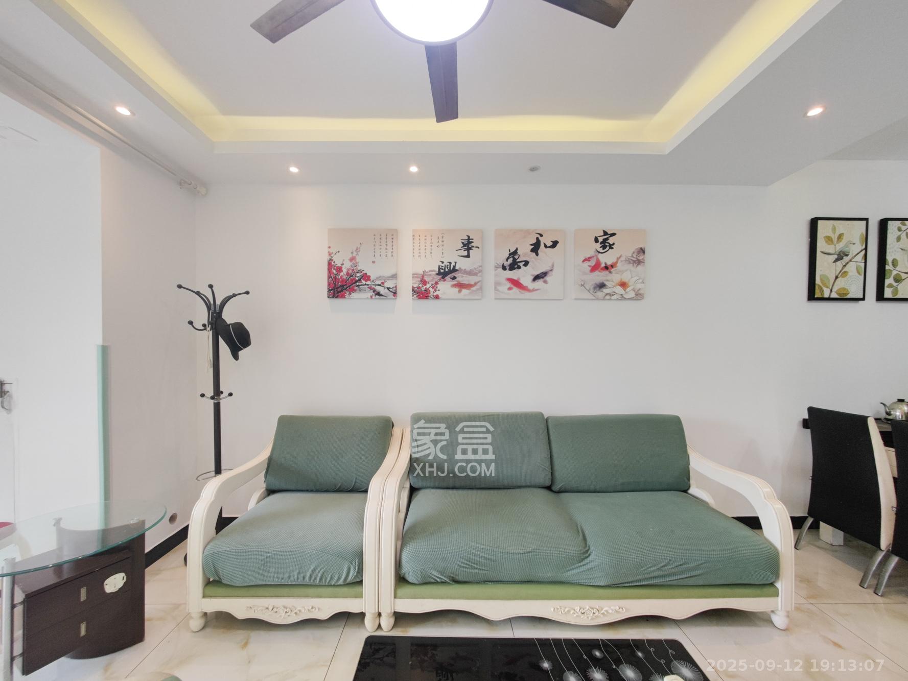 欧莱雅郡  2室2厅1卫    56.0万客厅