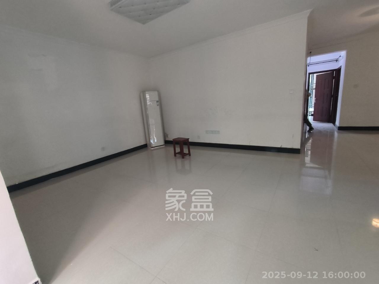 麓谷公馆(涉外国际公馆) 3室2厅2卫 2400.00元/月 麓谷公馆(涉外国际公馆) 3室2厅2卫 2400.00元/月室内图