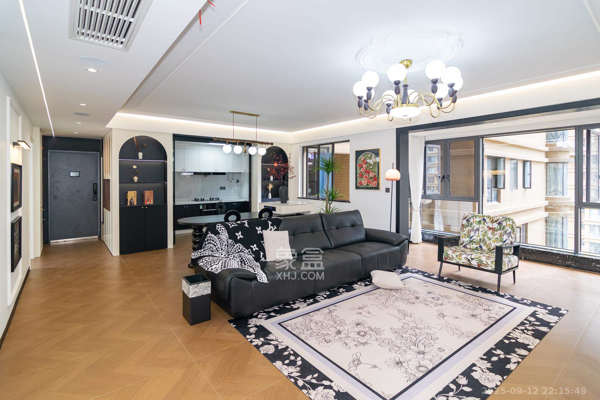 润和长郡（润和紫郡二三期）  4室2厅2卫    129.8万客厅