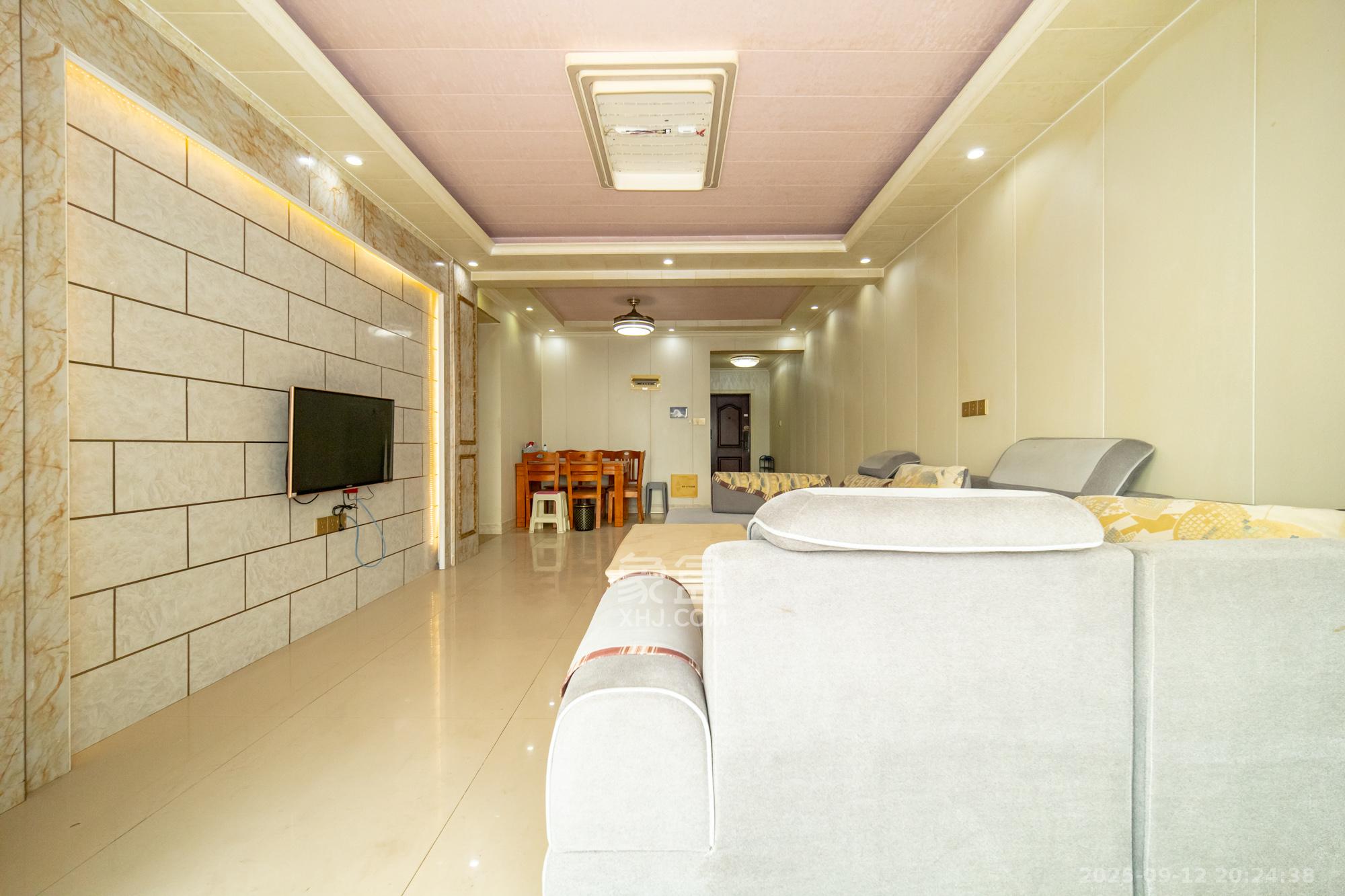 悦湖山 4室2厅2卫 69.8万 悦湖山 4室2厅2卫 69.8万客厅