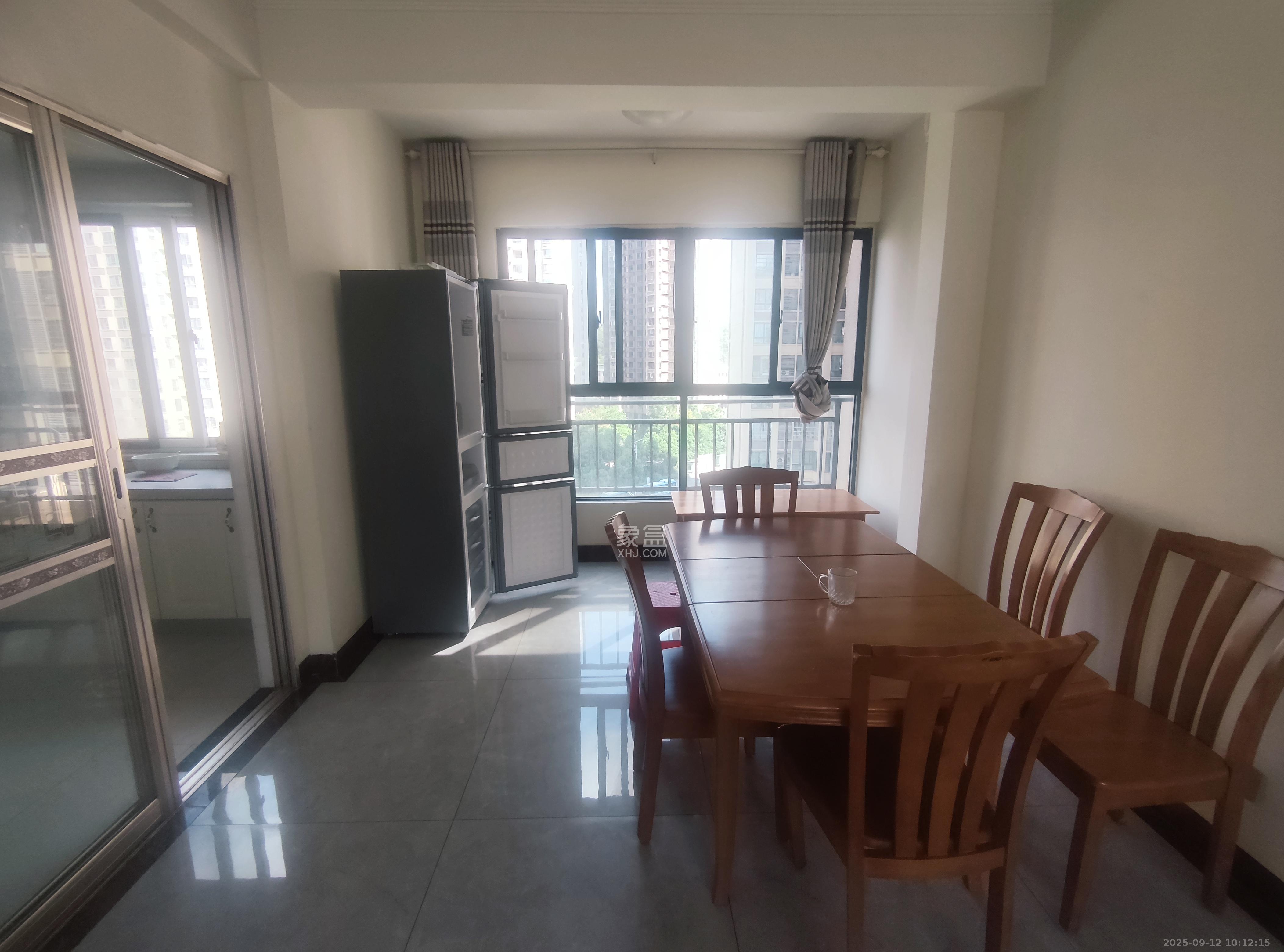 天麓尚层  4室2厅2卫    3000.0元/月室内图