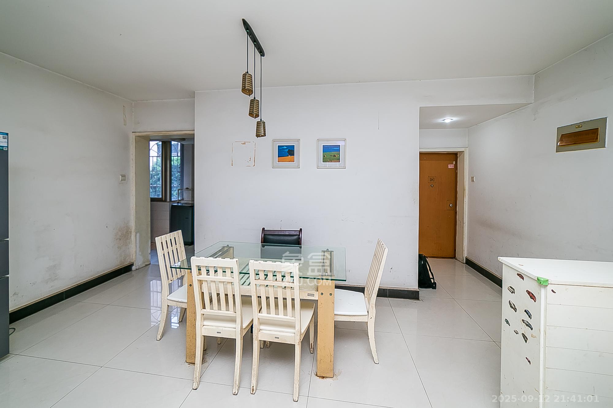 翡翠林居 3室2厅2卫 77.2万 翡翠林居 3室2厅2卫 77.2万客厅